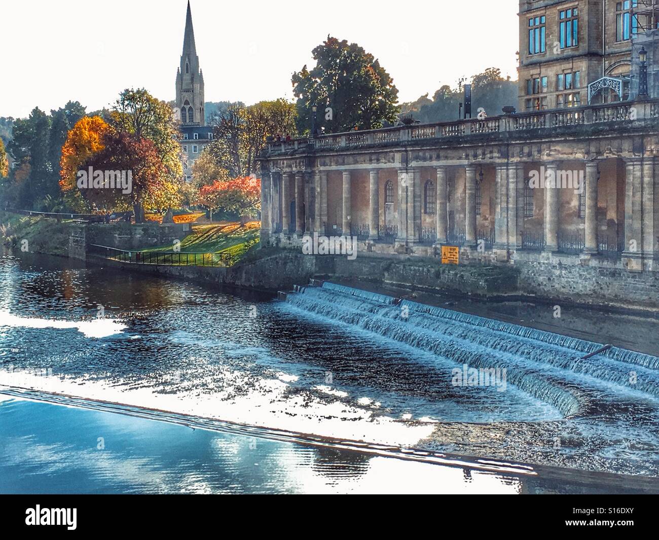 Vue urbaine avec une baignoire clocher d'église et weir sur la rivière Avon, Somerset, Angleterre - Image de stock capturée avec un smartphone