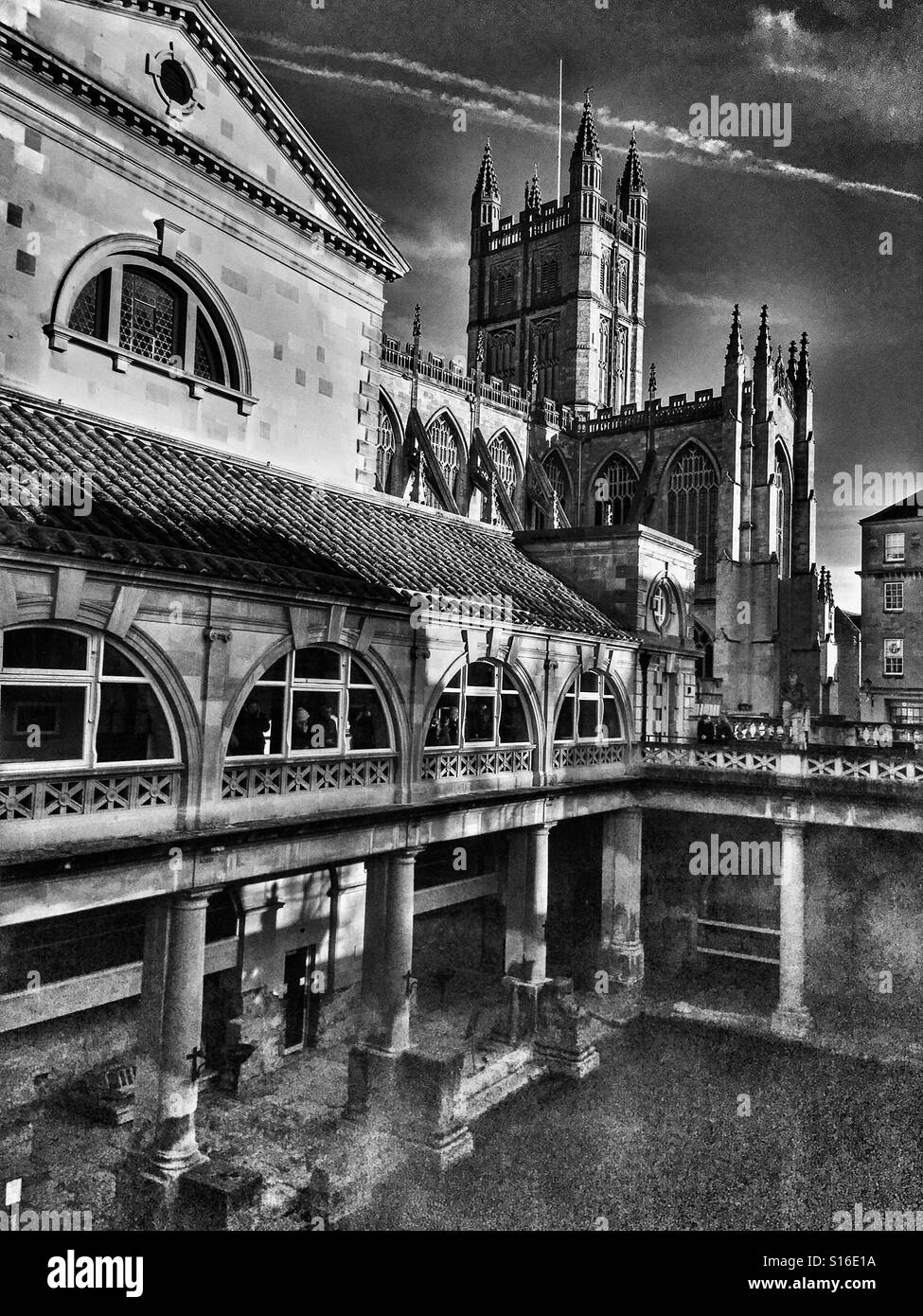 Les bains romains avec l'abbaye de Bath derrière, Bath, Angleterre - Image de stock capturée avec un smartphone