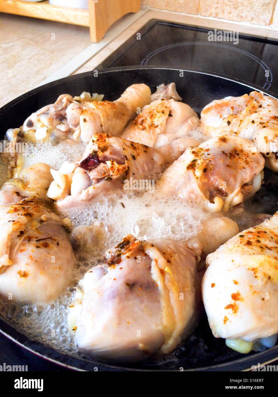 Les cuisses de poulet dans la casserole de cuisson Banque D'Images