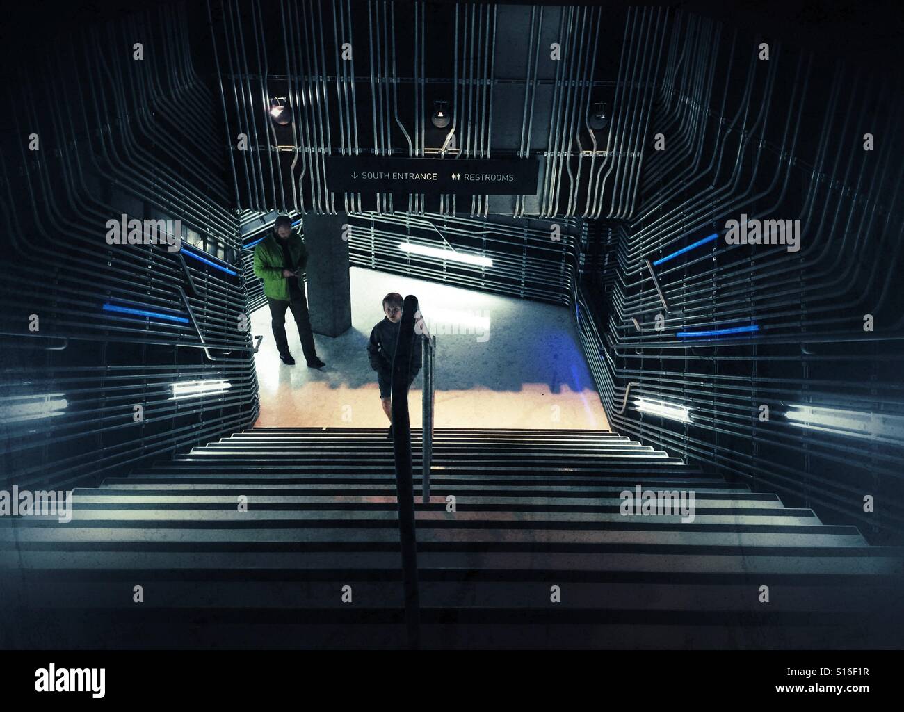 Visiteurs marche à travers l'exposition sur Star Trek EMP Museum de Seattle WA - Image de stock capturée avec un smartphone