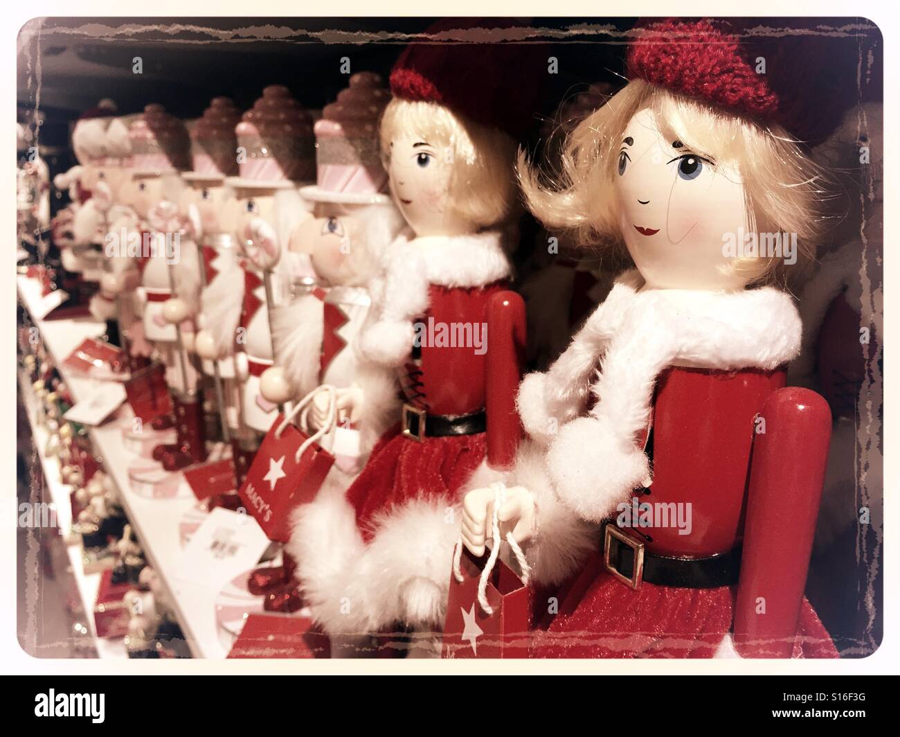 Maison de vacances cassenoix tous dans une ligne de la maison de ventes Lane affichage à Macy's, NEW YORK - Image de stock capturée avec un smartphone