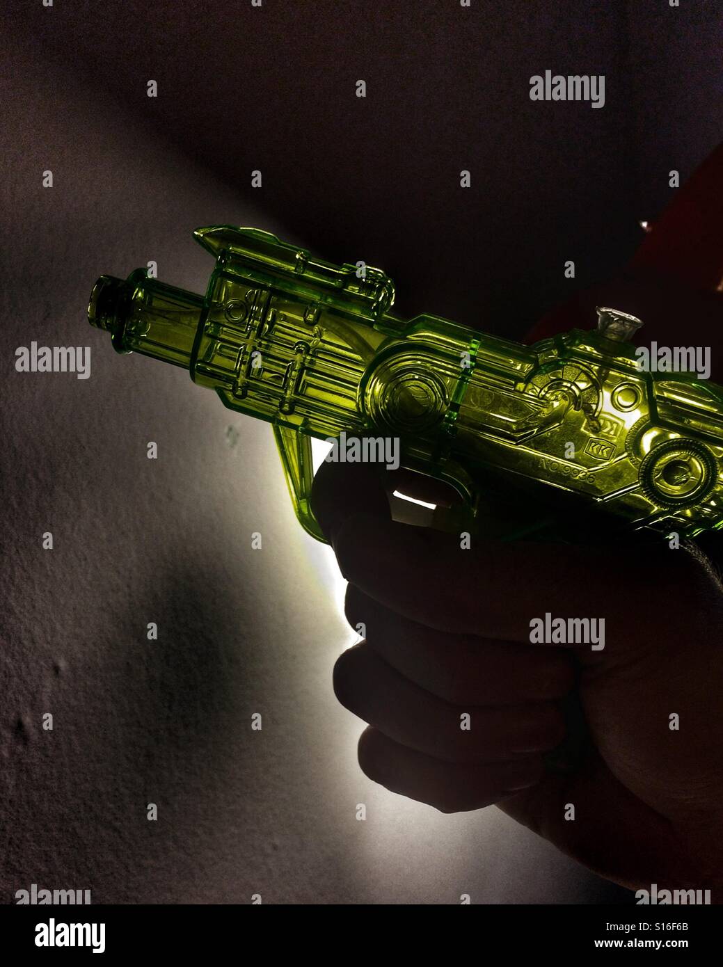 Pistolet en un poing ressemble à Donald Trump. - Image de stock capturée avec un smartphone