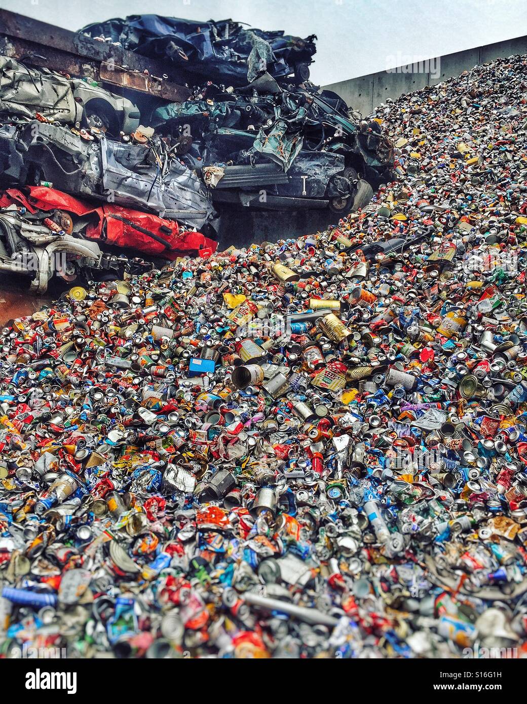 Montagne de boîtes de conserve en attente de recyclage - Image de stock capturée avec un smartphone