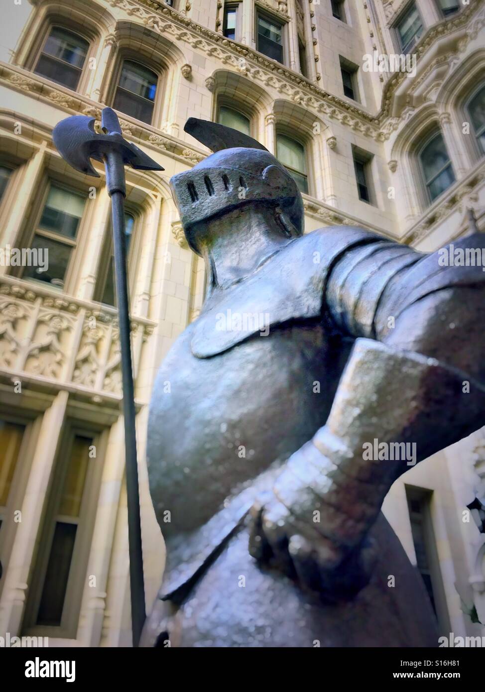 Chevalier en armure statue, NYC, USA Banque D'Images