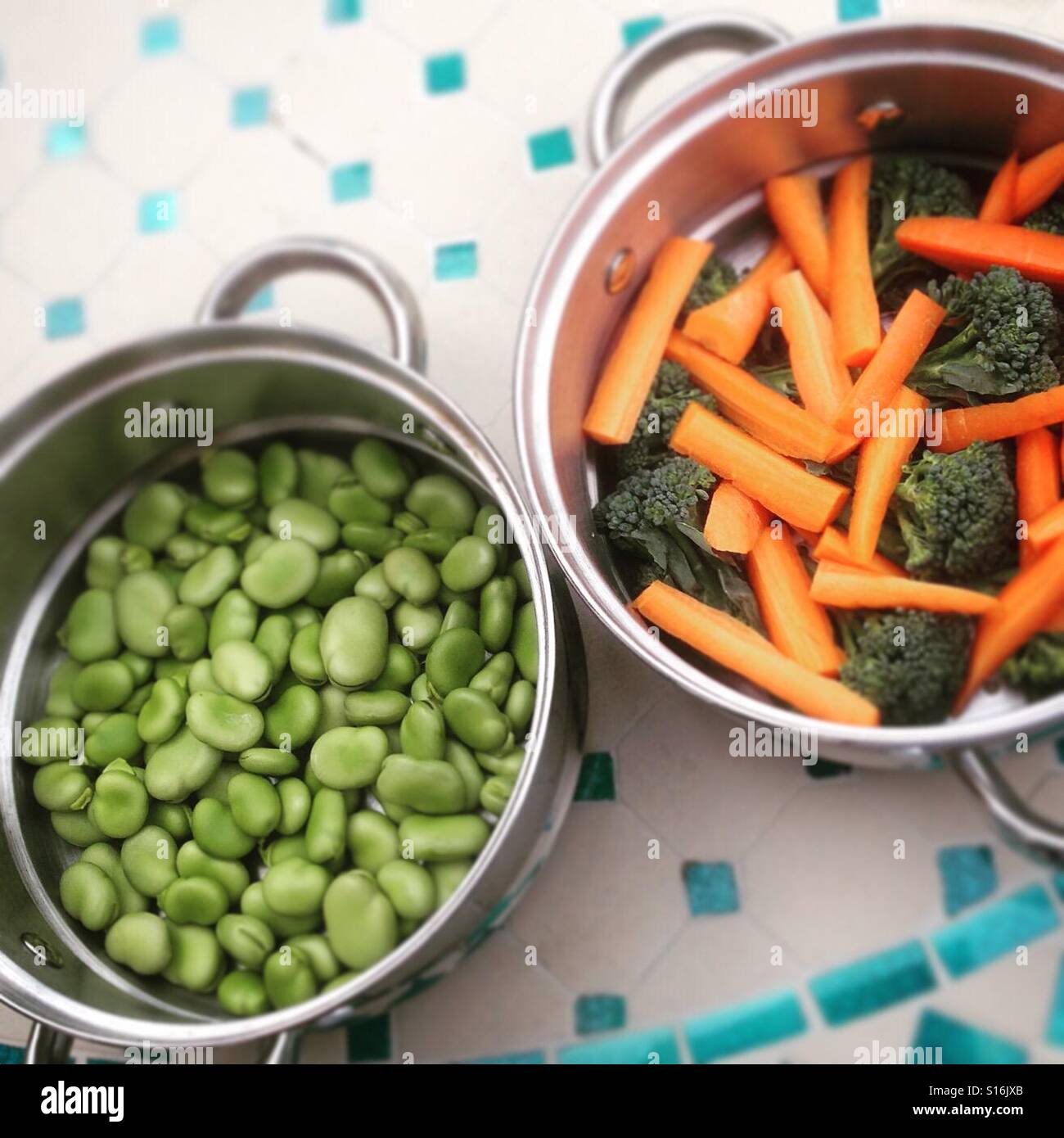Fèves préparées, carottes et brocolis prêts pour la cuisson à la vapeur. Photo de téléphone portable avec un post-traitement de téléphone ou de tablette. - Image de stock capturée avec un smartphone