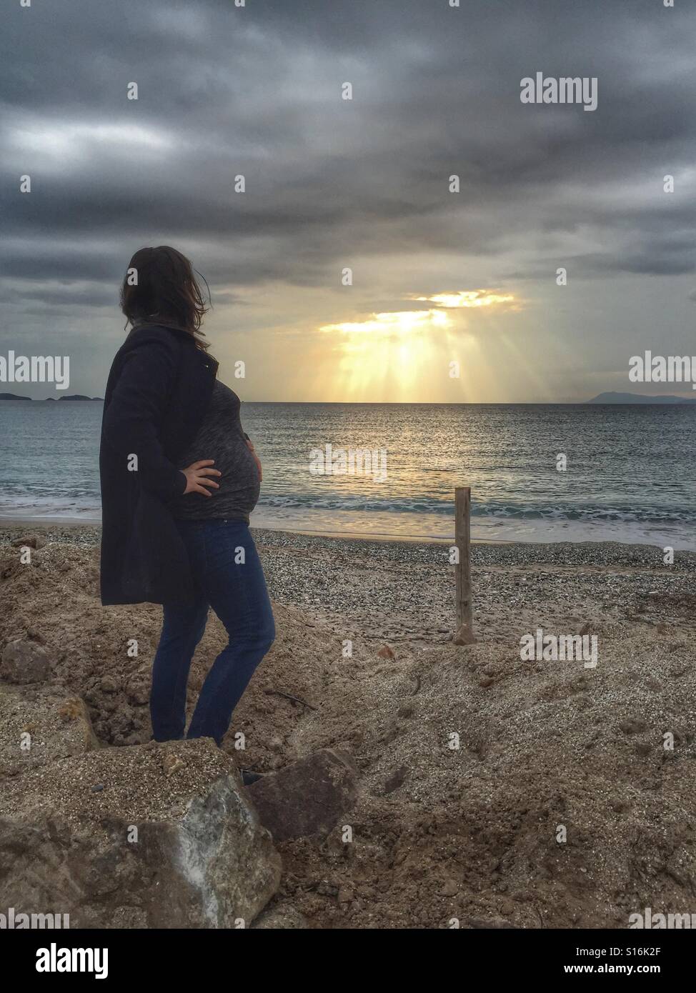 Femme enceinte à la plage Banque D'Images Femme enceinte à la plage Banque D'Images