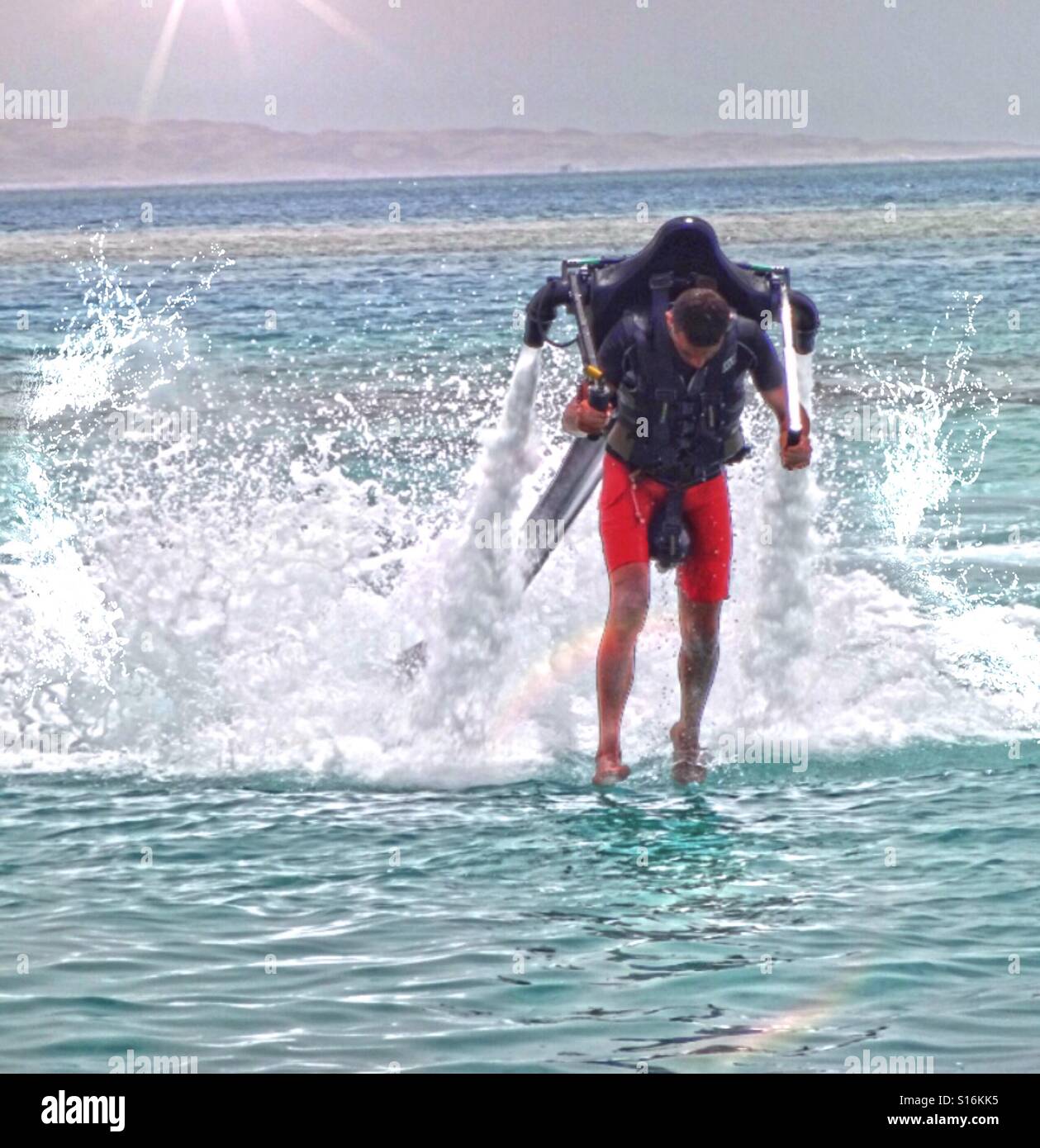 !.. Rendez-vous sur l'eau.. ! Avec le flyboard de propre ! ! - Image de stock capturée avec un smartphone