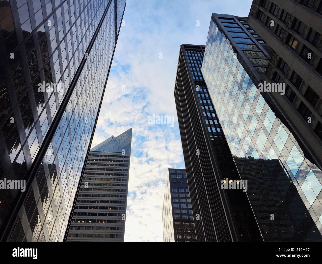 Gratte-ciel dans un jour nuageux clair - Image de stock capturée avec un smartphone