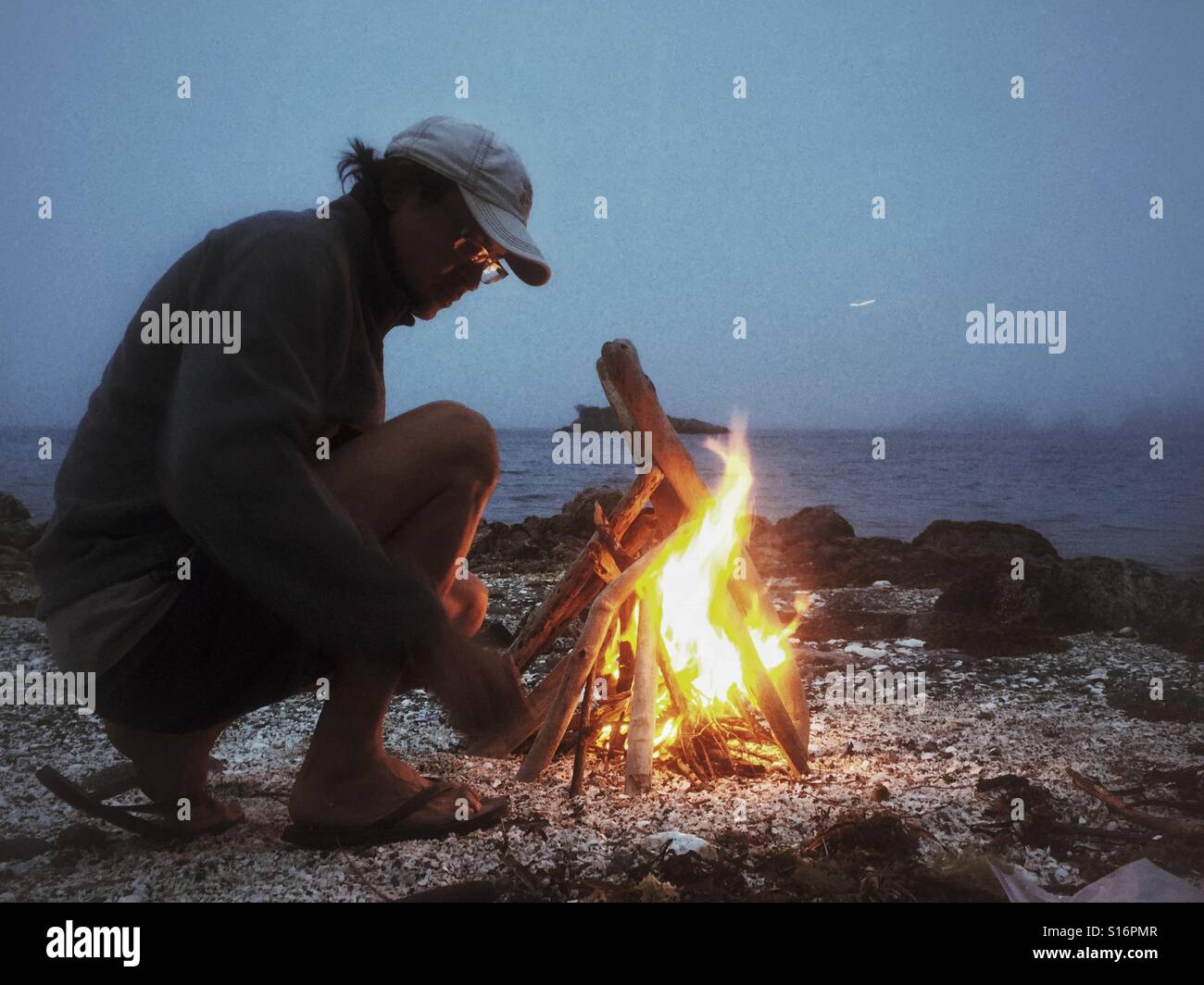 L'homme faisant feu sur le camping en Colombie-Britannique Banque D'Images