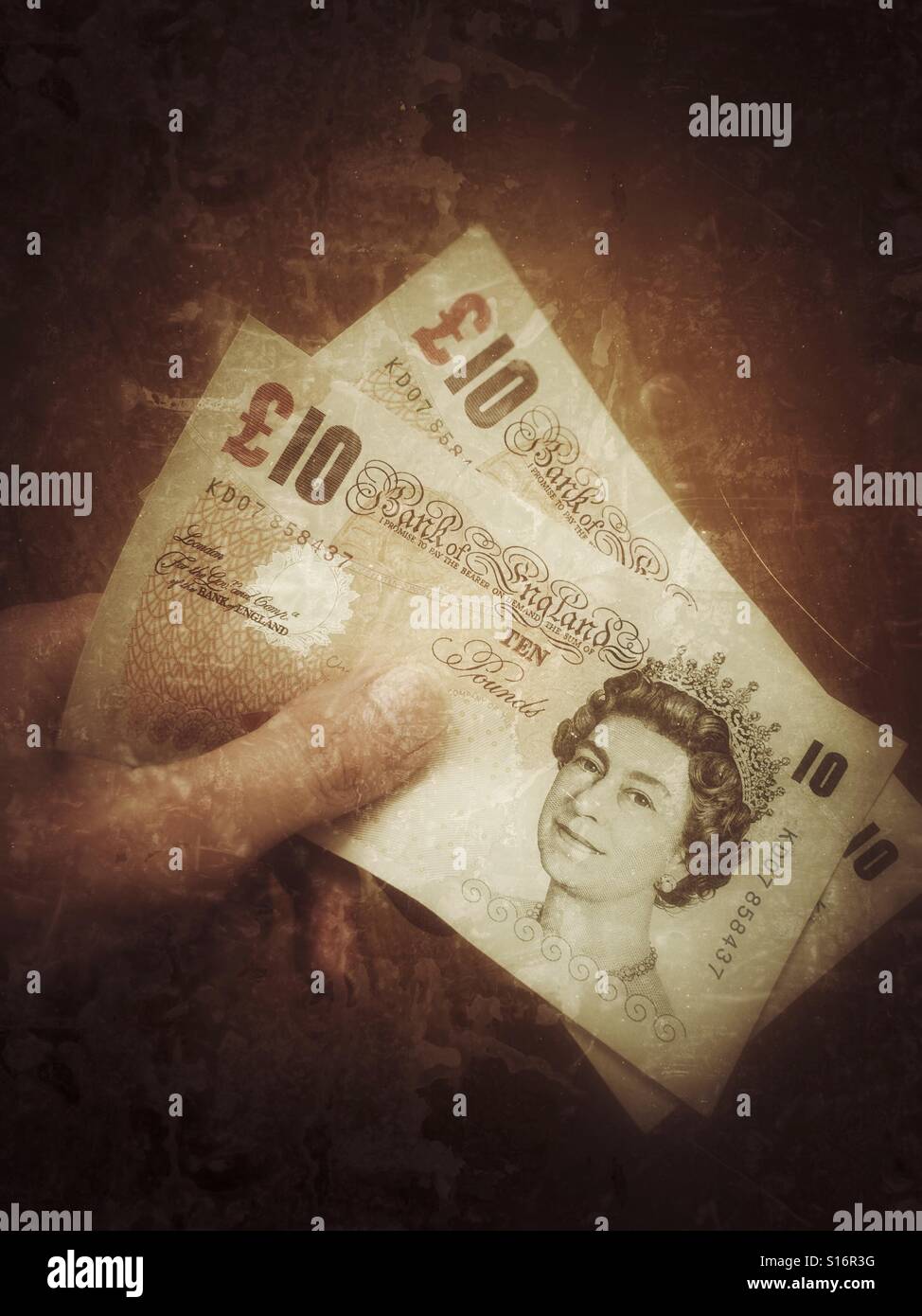 Personne tenant des billets anglais de dix livres Angleterre Royaume-Uni GB Grande-Bretagne - Image de stock capturée avec un smartphone
