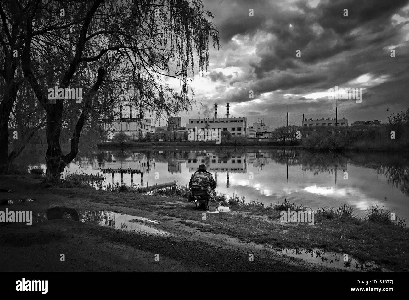 L'homme par la rivière. Minsk, Bélarus Banque D'Images