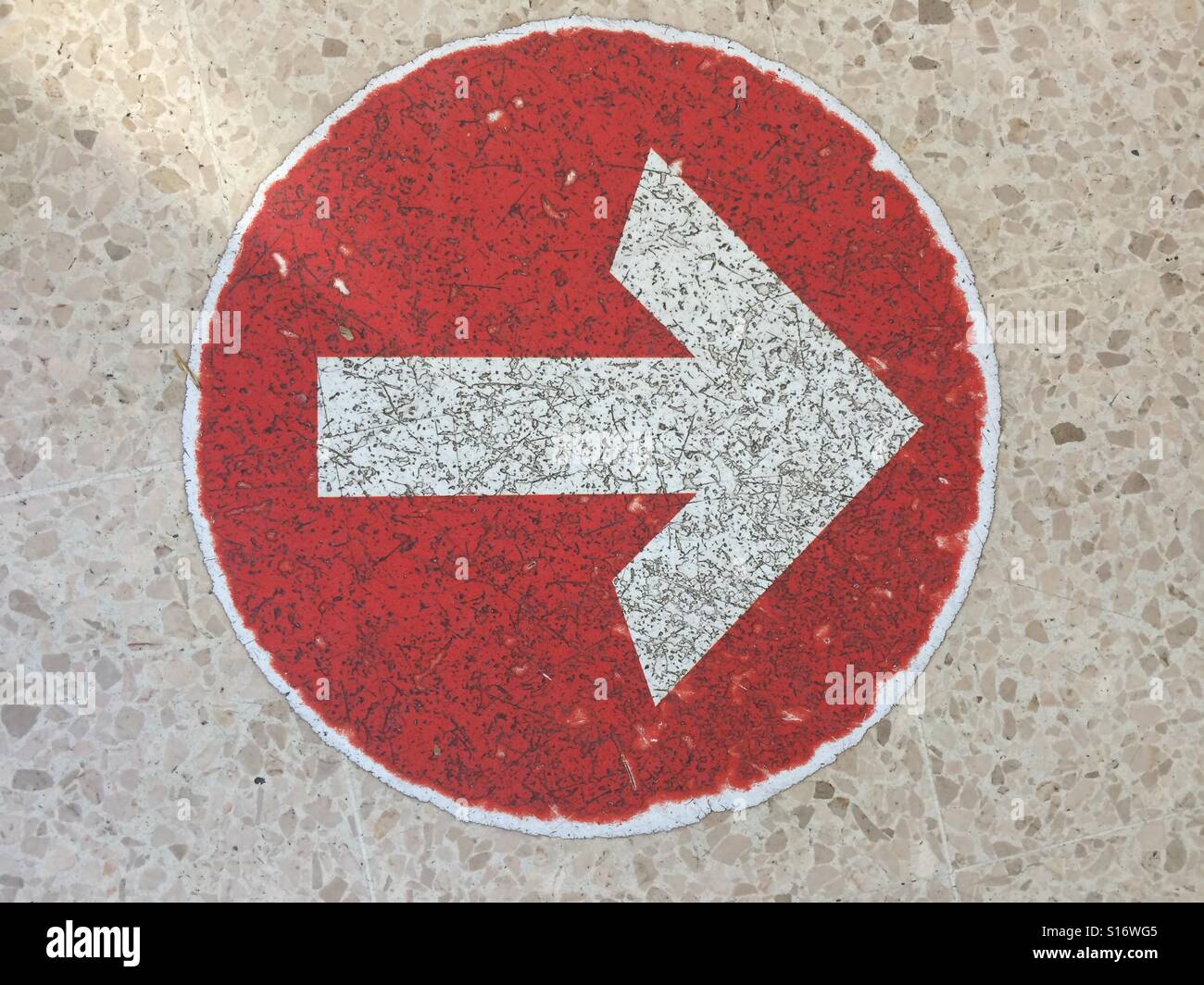 La flèche sur le plancher de la gare de Twickenham Banque D'Images