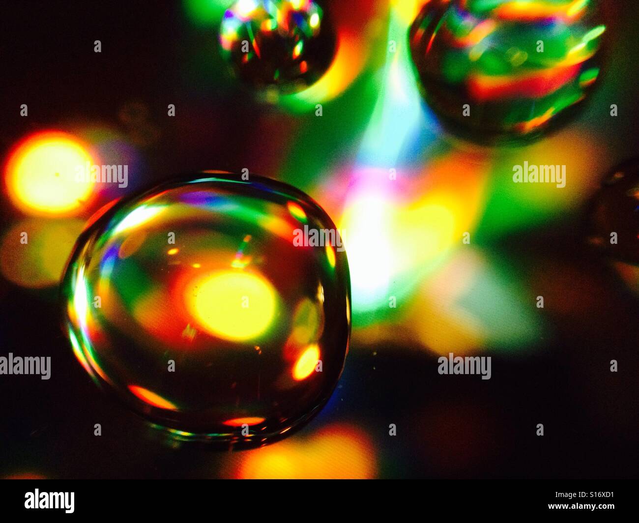 Les gouttes d'eau avec lumière réfraction Banque D'Images