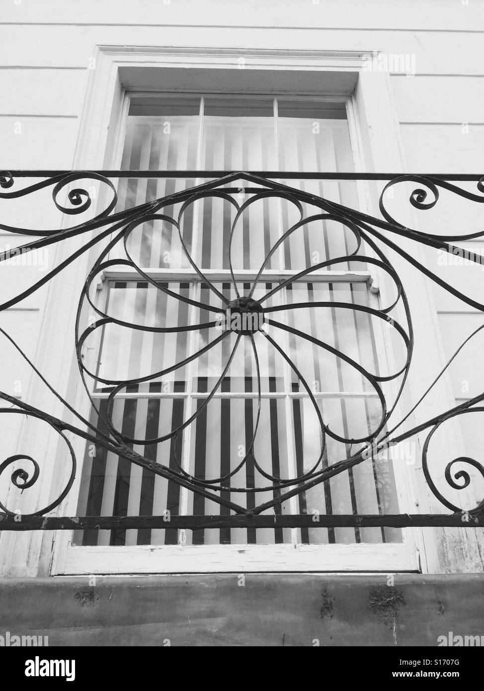 Garde-corps sur un bâtiment à Cheltenham GLOUCESTERSHIRE - Image de stock capturée avec un smartphone