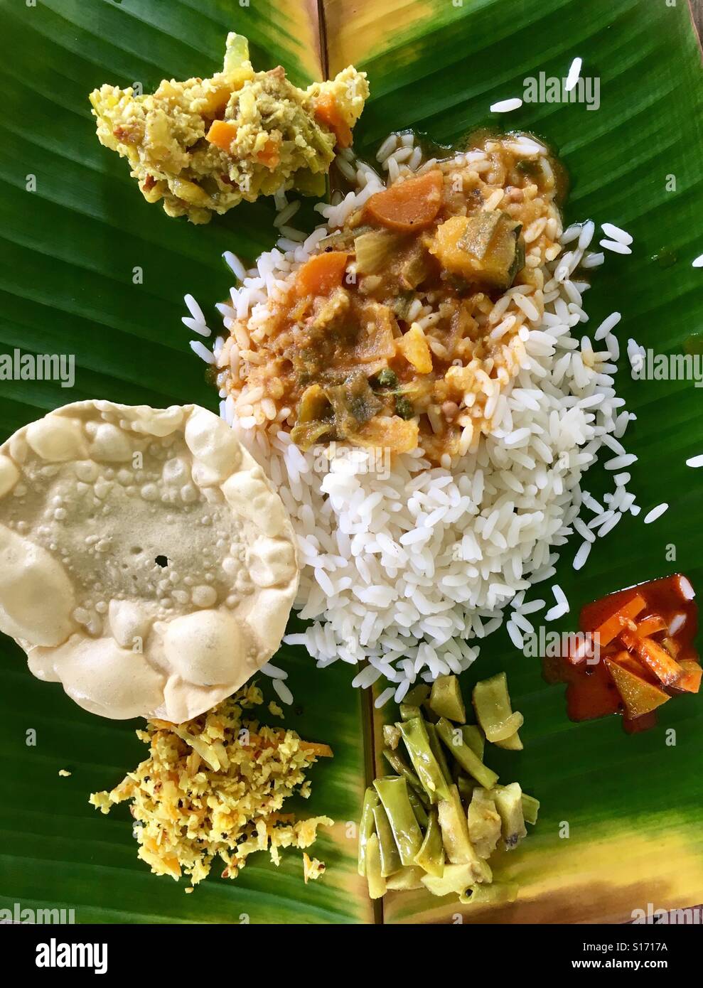 L'Inde du Sud traditionnel déjeuner-repas (thali) servi sur une feuille de bananier, Kerala, Inde Banque D'Images