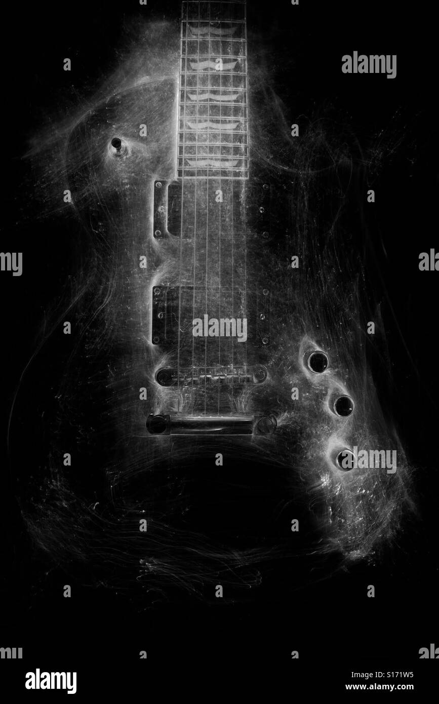 Photo en noir et blanc de la guitare s'allume en fibre optique. Banque D'Images