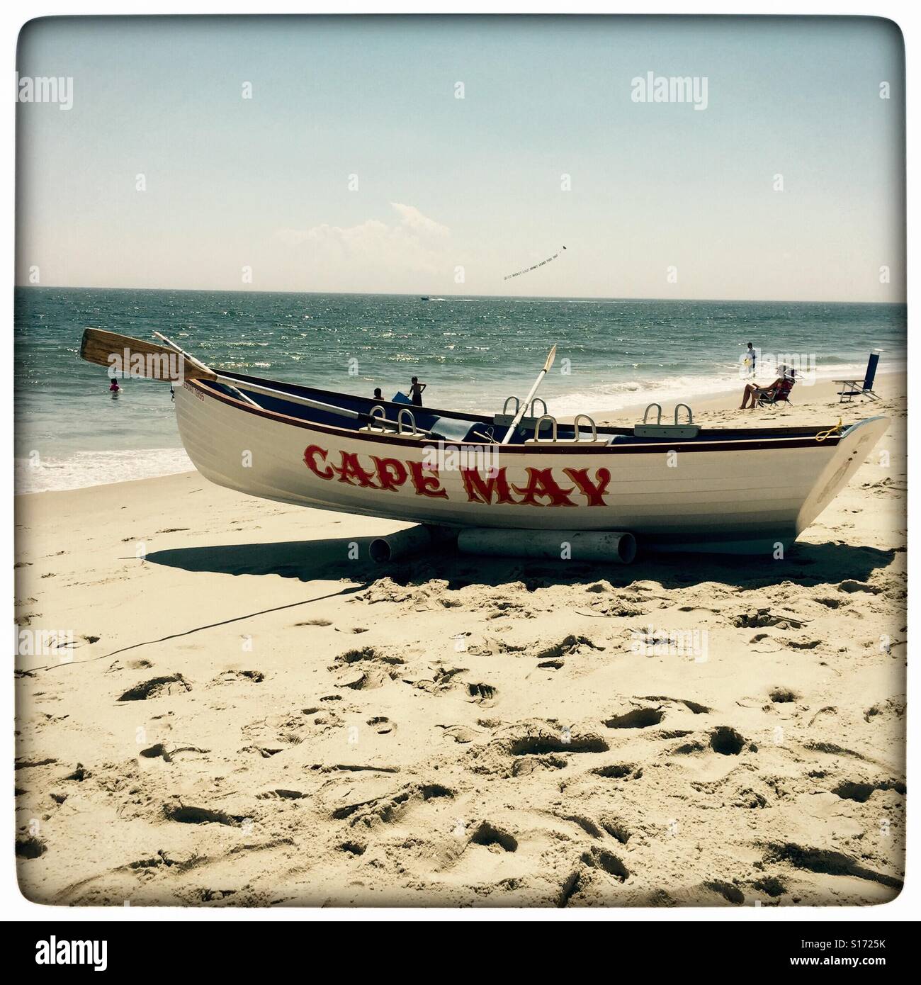 Cape May Lifeguard Bateau positionné à la pauvreté au rivage Beach, Cape May, New Jersey, USA, 3 août 2015 © Katharine Andriotis Banque D'Images