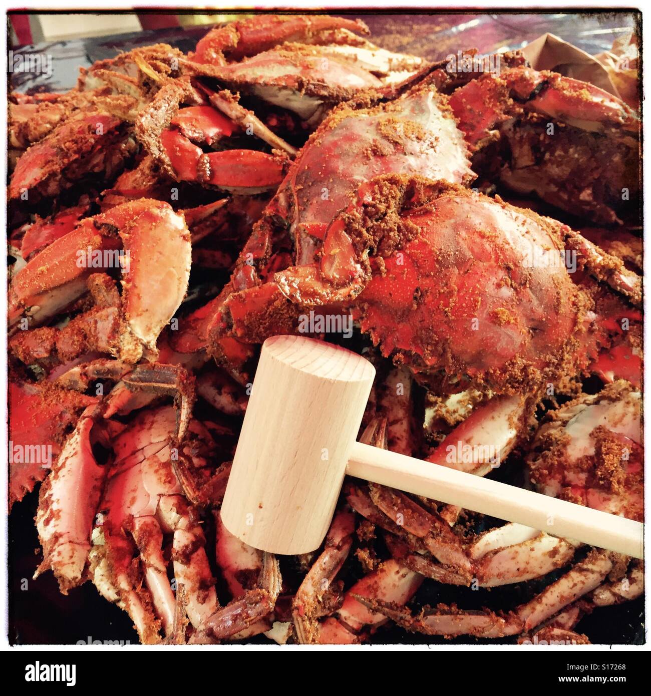 Chesapeake cuit Crabe bleu et Mallet prête à être martelés ouvrir et régalés de, USA 2015, © Katharine Andriotis Banque D'Images