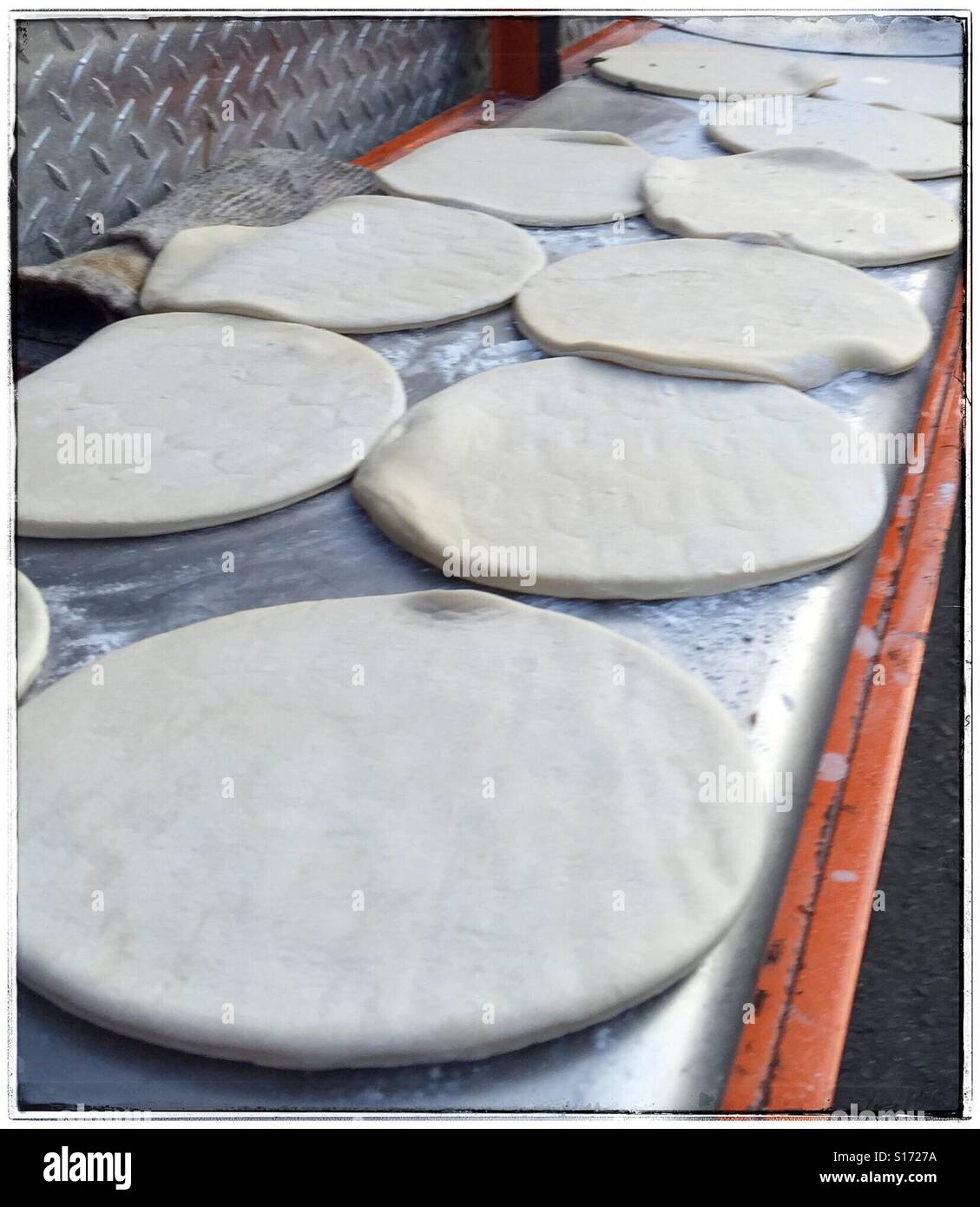 Pâte à pizza non cuite déployé dans les tartes prêts à être préparés, USA, 2015, © Katharine Andriotis Banque D'Images