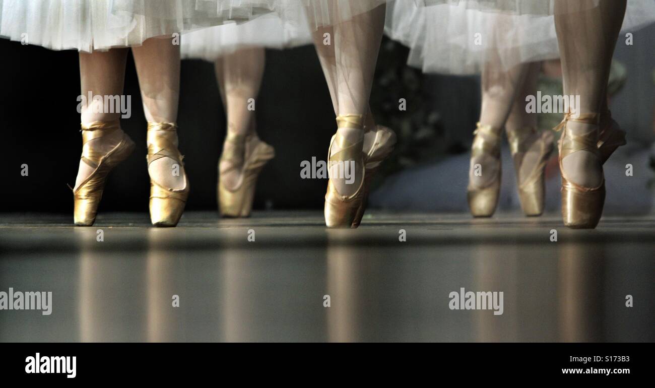 Pieds de ballerine en action sont vus lors d'une performance Banque D'Images