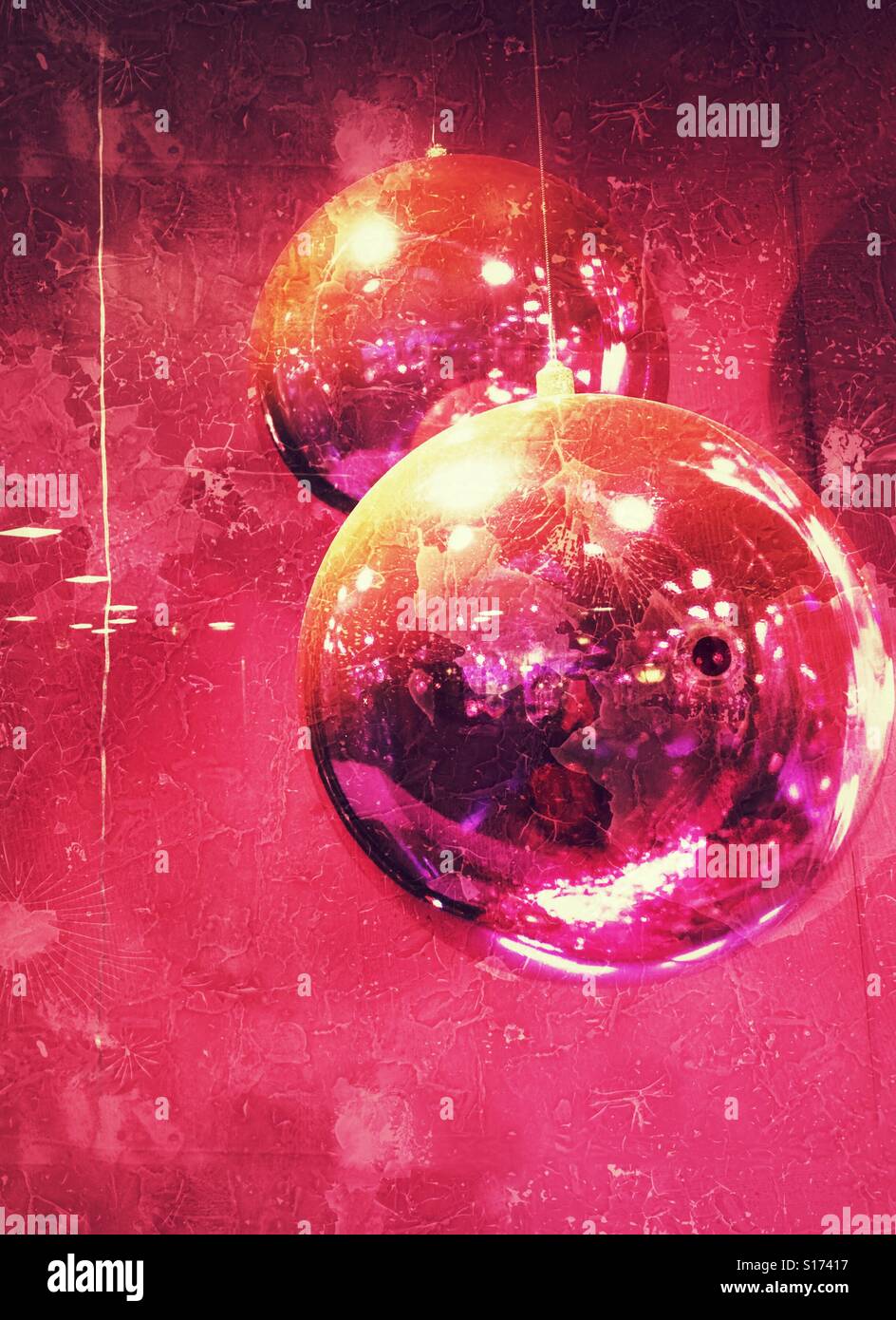 2 boules de Noël brillantes rose avec un fond rose - Image de stock capturée avec un smartphone