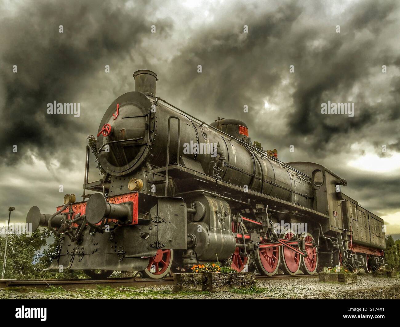 Ancienne locomotive à vapeur à la gare de Postojna, Slovénie - Image de stock capturée avec un smartphone