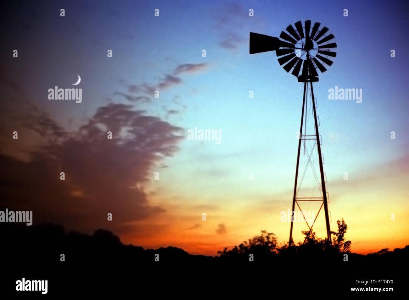 Un vintage moulin est silhouetté contre un ciel coloré au crépuscule. - Image de stock capturée avec un smartphone
