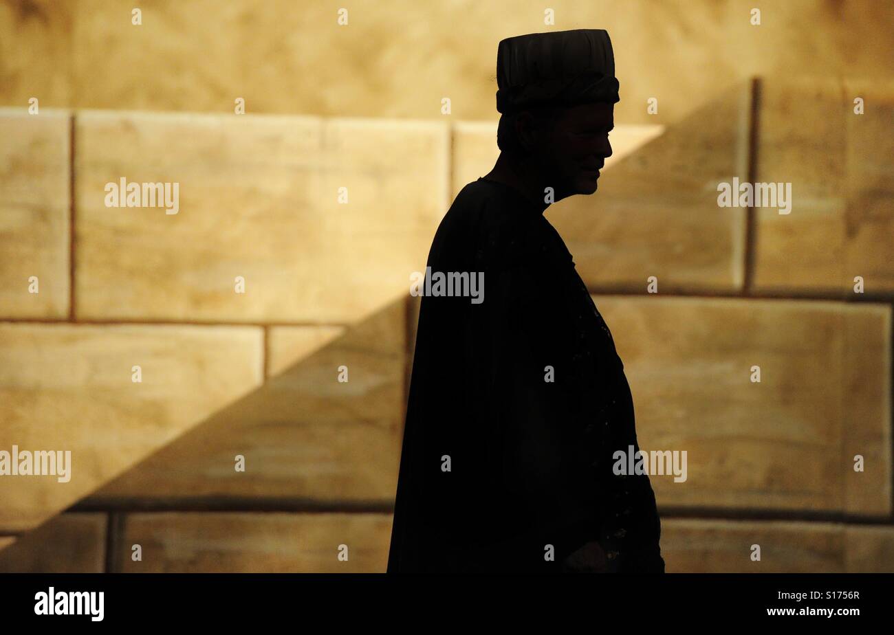 Un acteur dans une église est la production de Noël vu backstage. - Image de stock capturée avec un smartphone