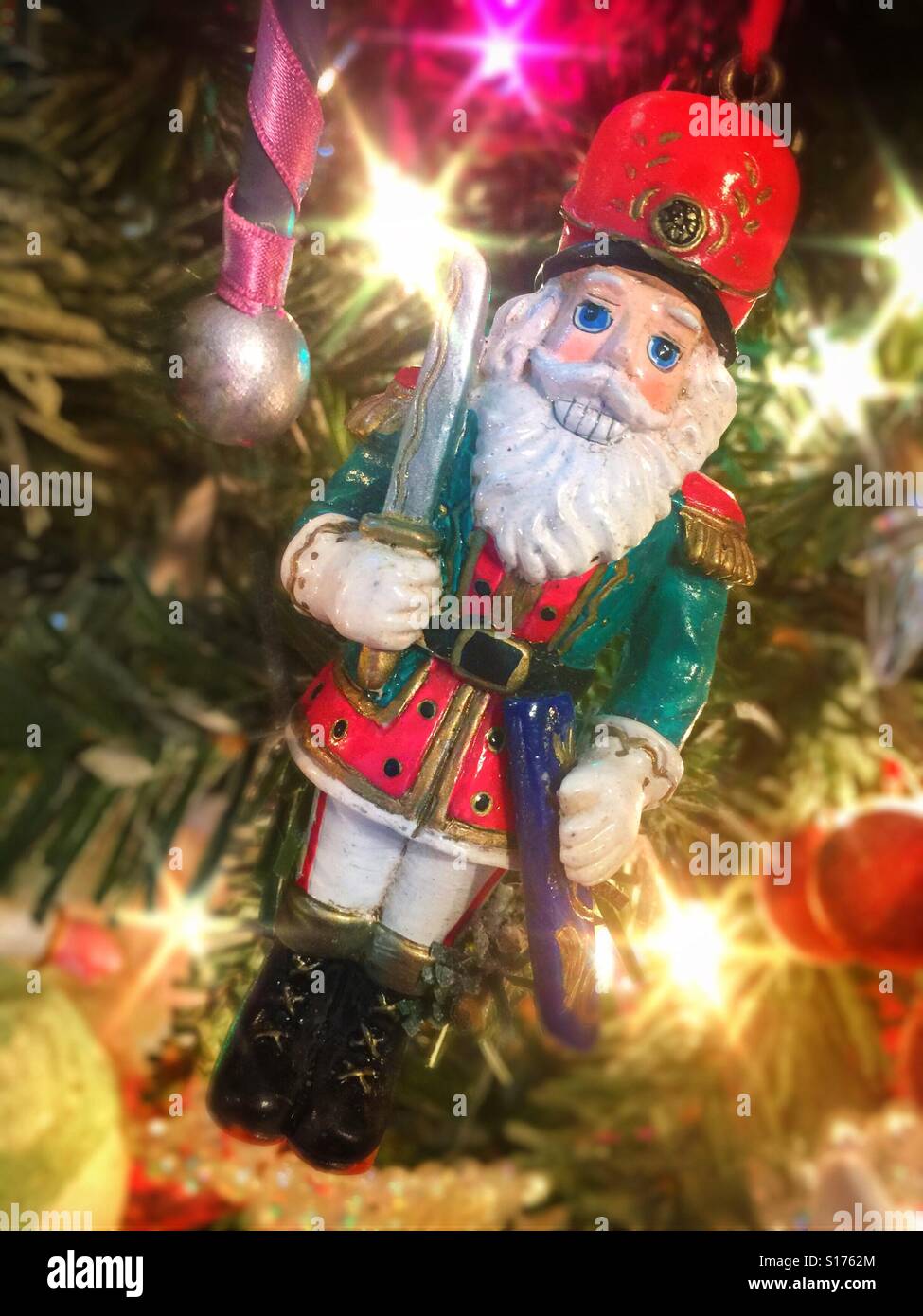 Un solide barbu e noël ornement se bloque sur un arbre de Noël étincelante - Image de stock capturée avec un smartphone