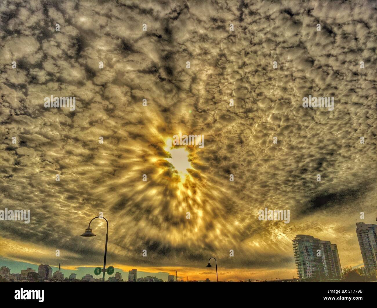 Soleil derrière les nuages à sea wall Vanada Vancouver - Image de stock capturée avec un smartphone