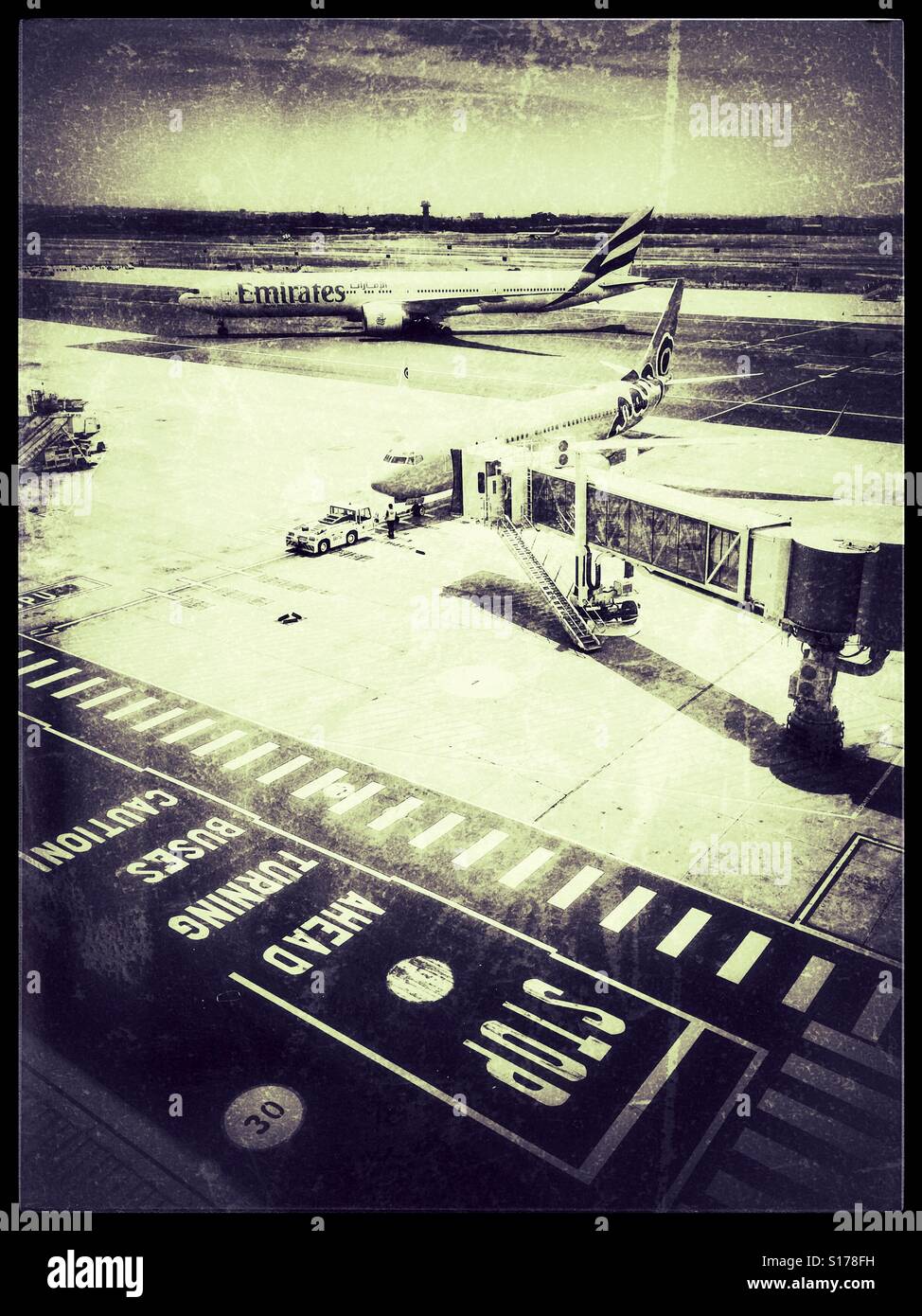Vol Emirates à l'atterrissage à l'Aéroport International de Cape Town. - Image de stock capturée avec un smartphone