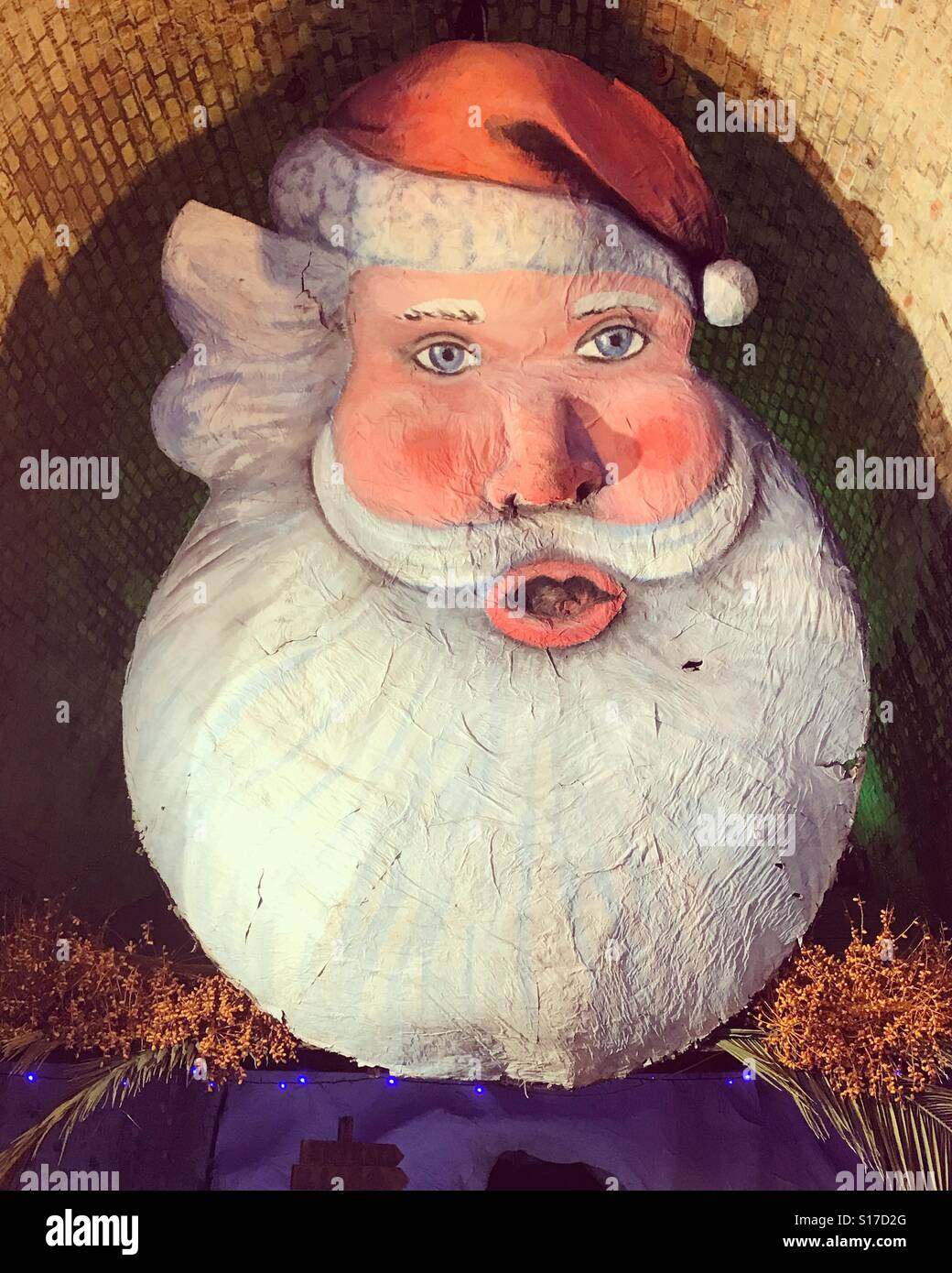 Tête de Père Noël faite avec du papier mâché, ville de Fermo, région des Marches, Italie Banque D'Images