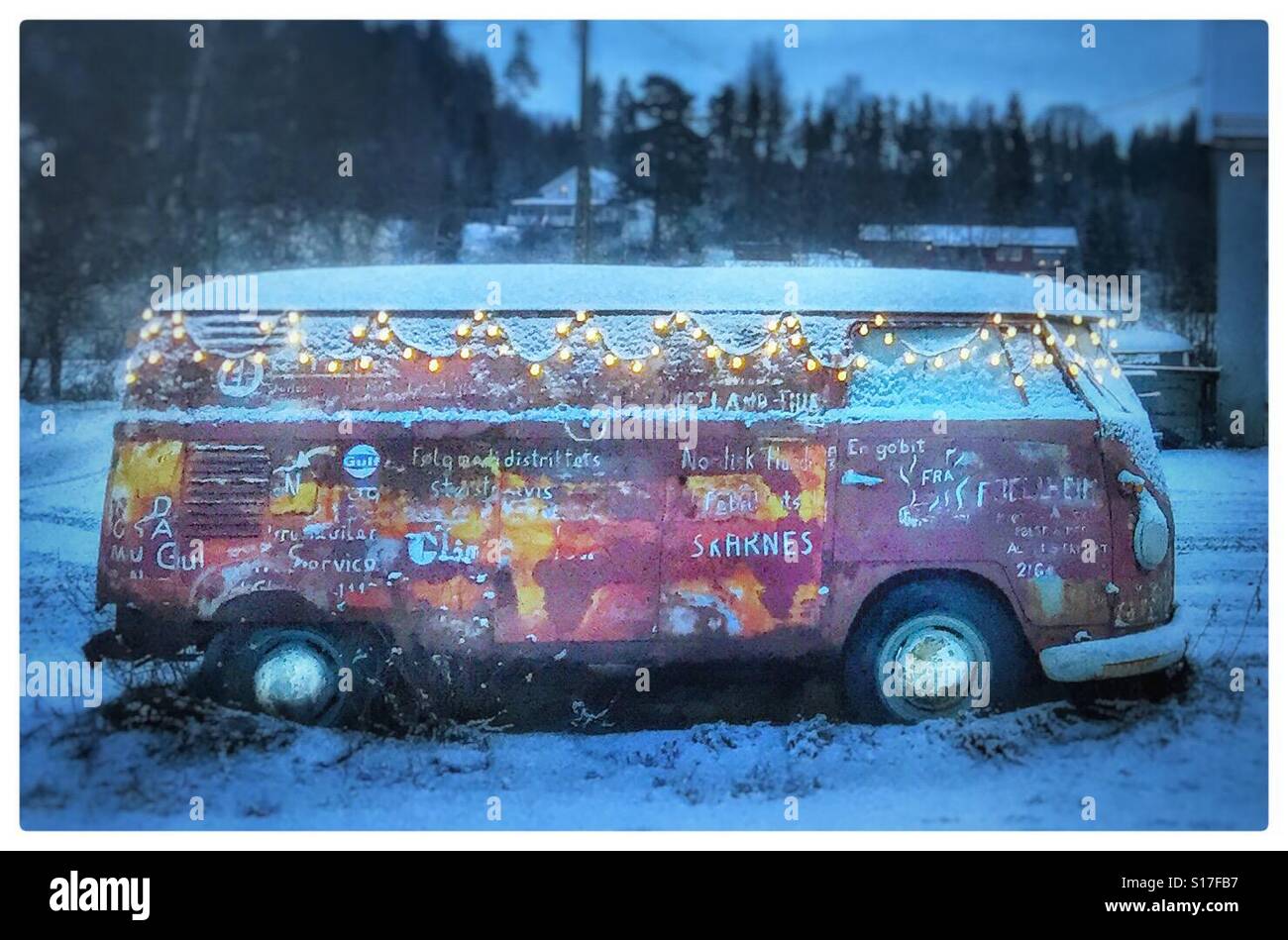 Vieux VW camping-bus avec les lumières de Noël Banque D'Images