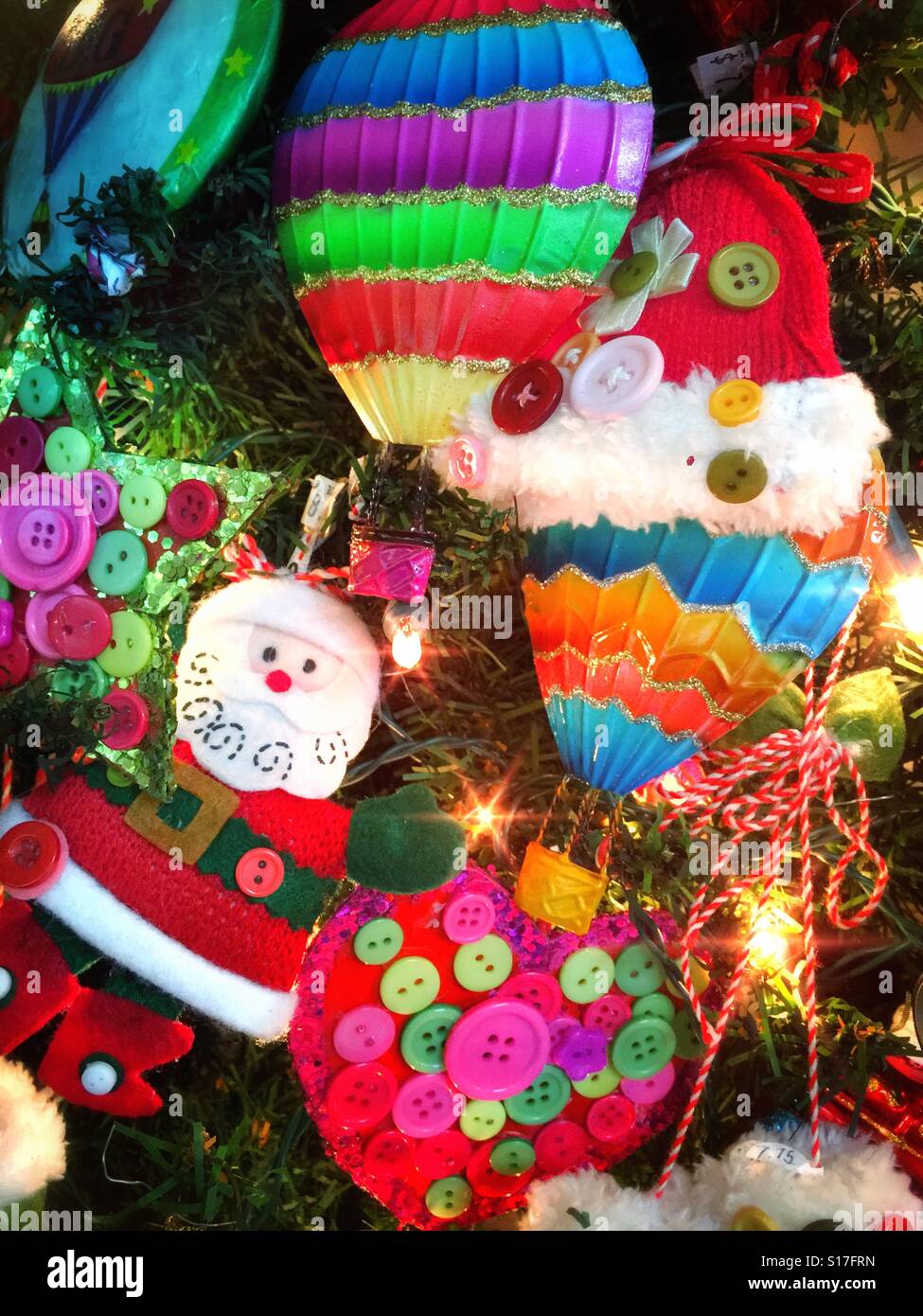 Ornements de Noël coloré sur l'arbre de Noël lumineux s - Image de stock capturée avec un smartphone