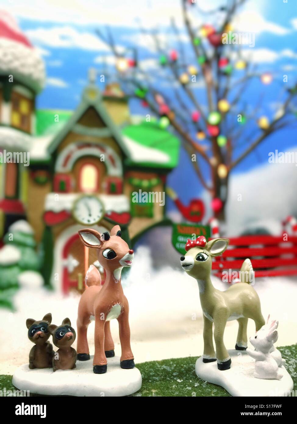 Rudolph le renne nez rouge et une femelle doe ami devant un chalet lumineux et arbre - Image de stock capturée avec un smartphone