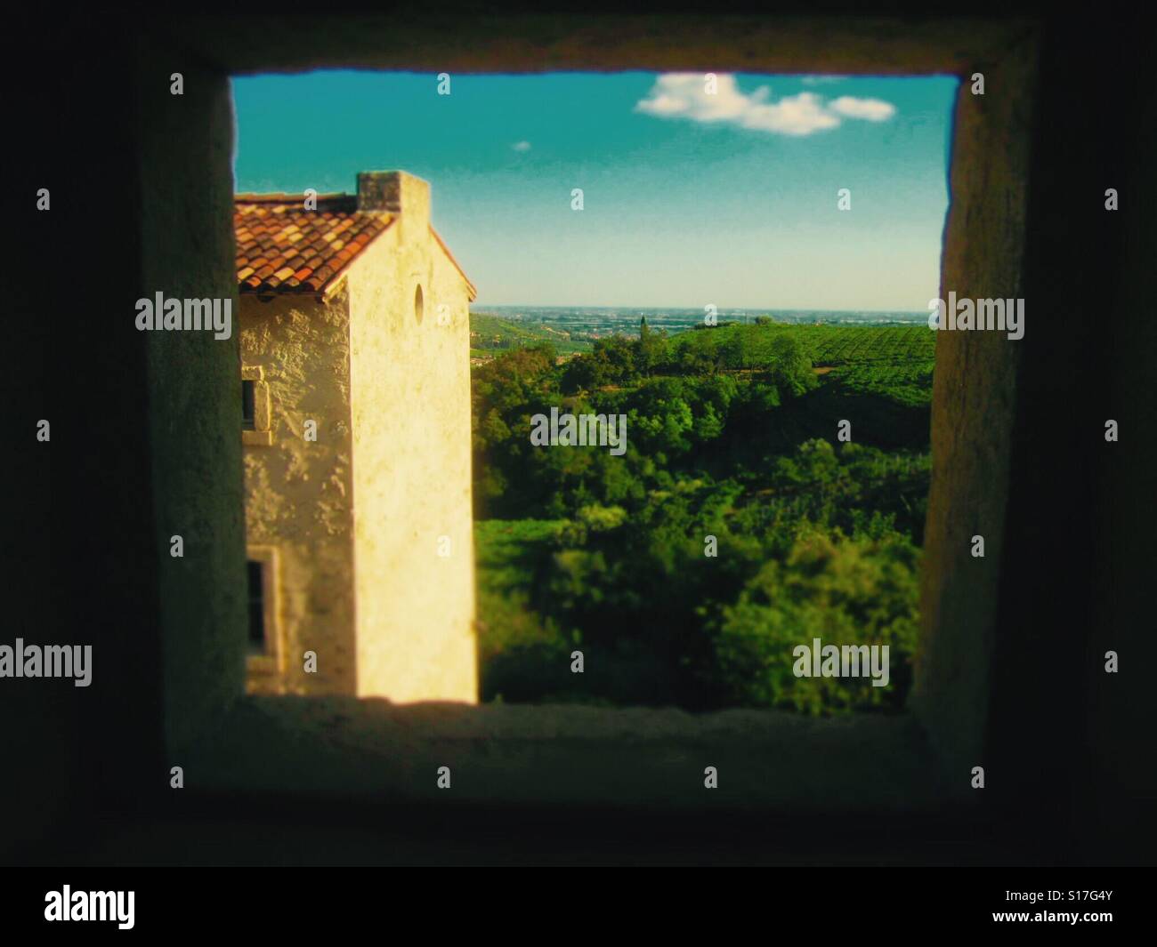 Vue sur campagne italienne à la recherche de vieux bâtiment en pierre Banque D'Images