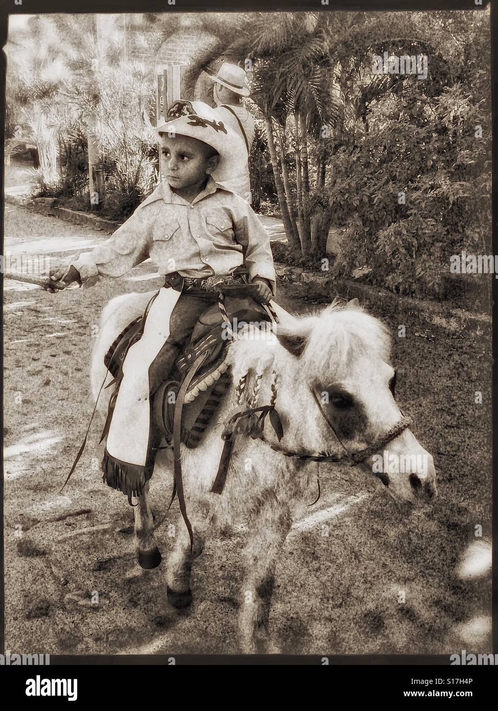 Un petit garçon monte un poney lors d'une parade de Noël à Nayarit, Mexique. Banque D'Images