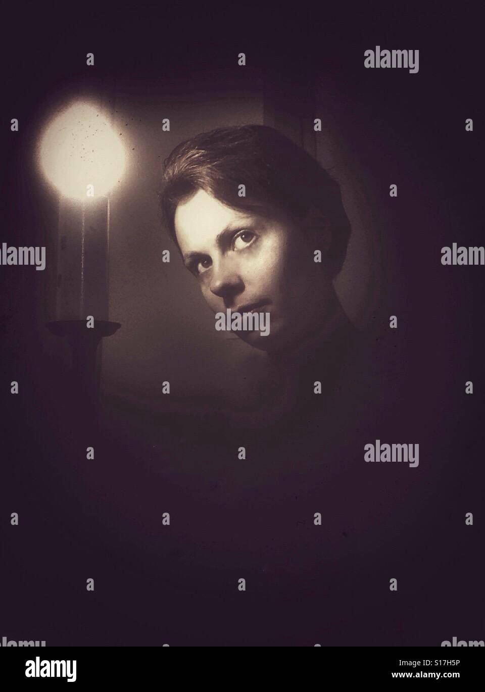 Visage de femme dans un sombre - Image de stock capturée avec un smartphone