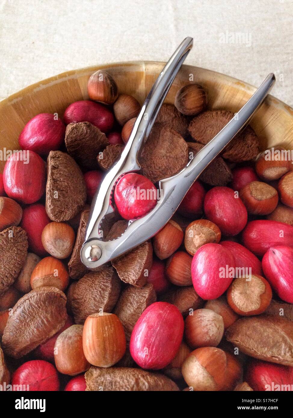 Bol de noix mélangées prêtes pour la fissuration. - Image de stock capturée avec un smartphone