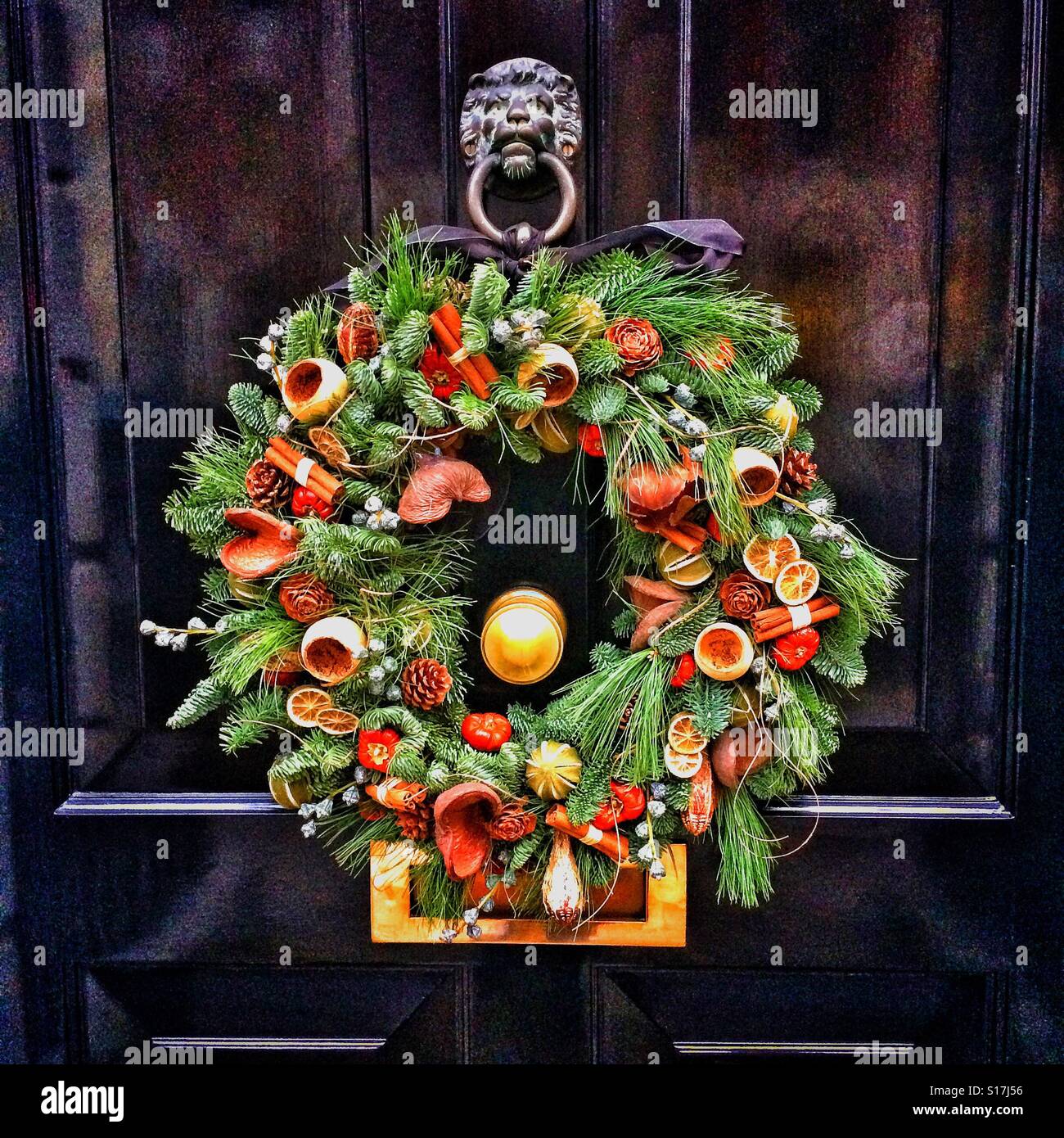 Une couronne de Noël sur une porte noire - Image de stock capturée avec un smartphone