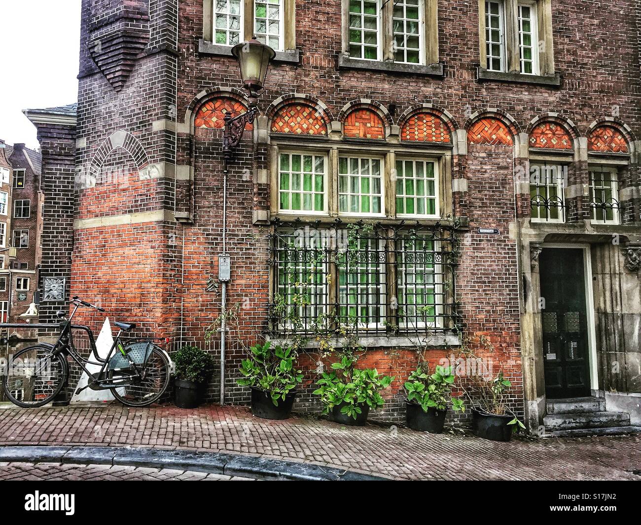 Rue d'Amsterdam, le vélo garé près de la maison - Image de stock capturée avec un smartphone