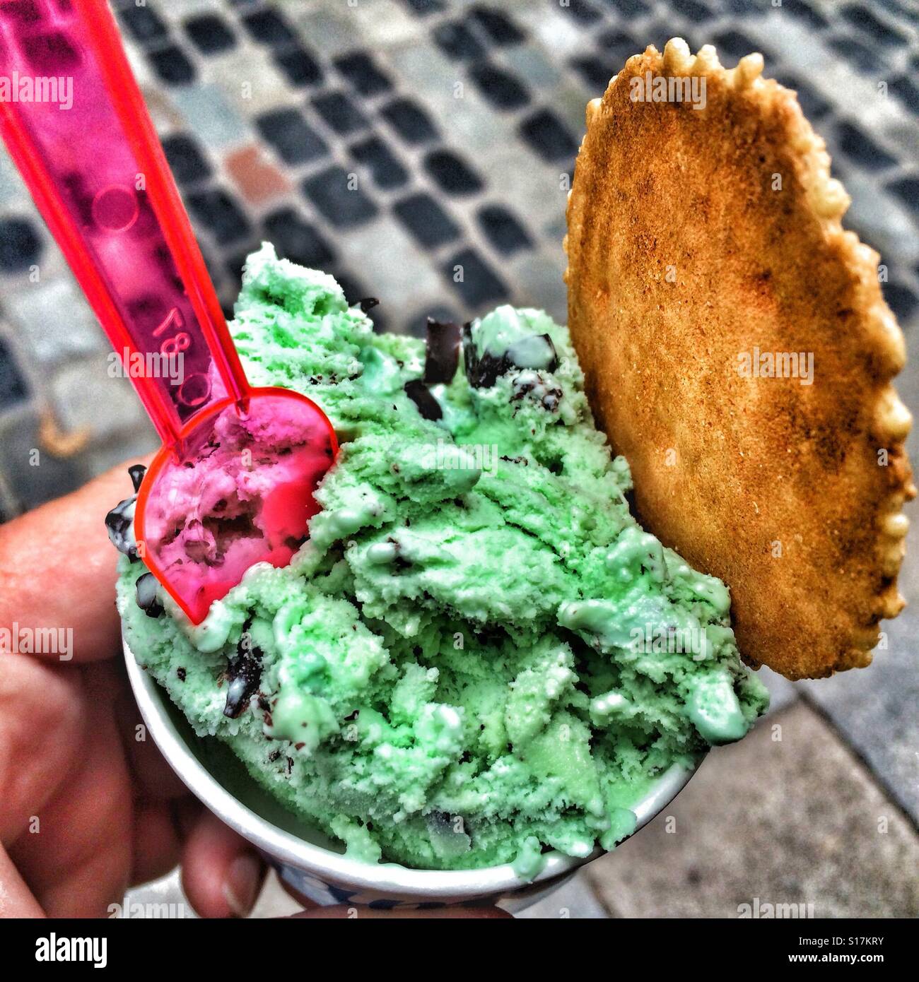 Crème glacée aux pépites de chocolat à la menthe dans une baignoire Banque D'Images