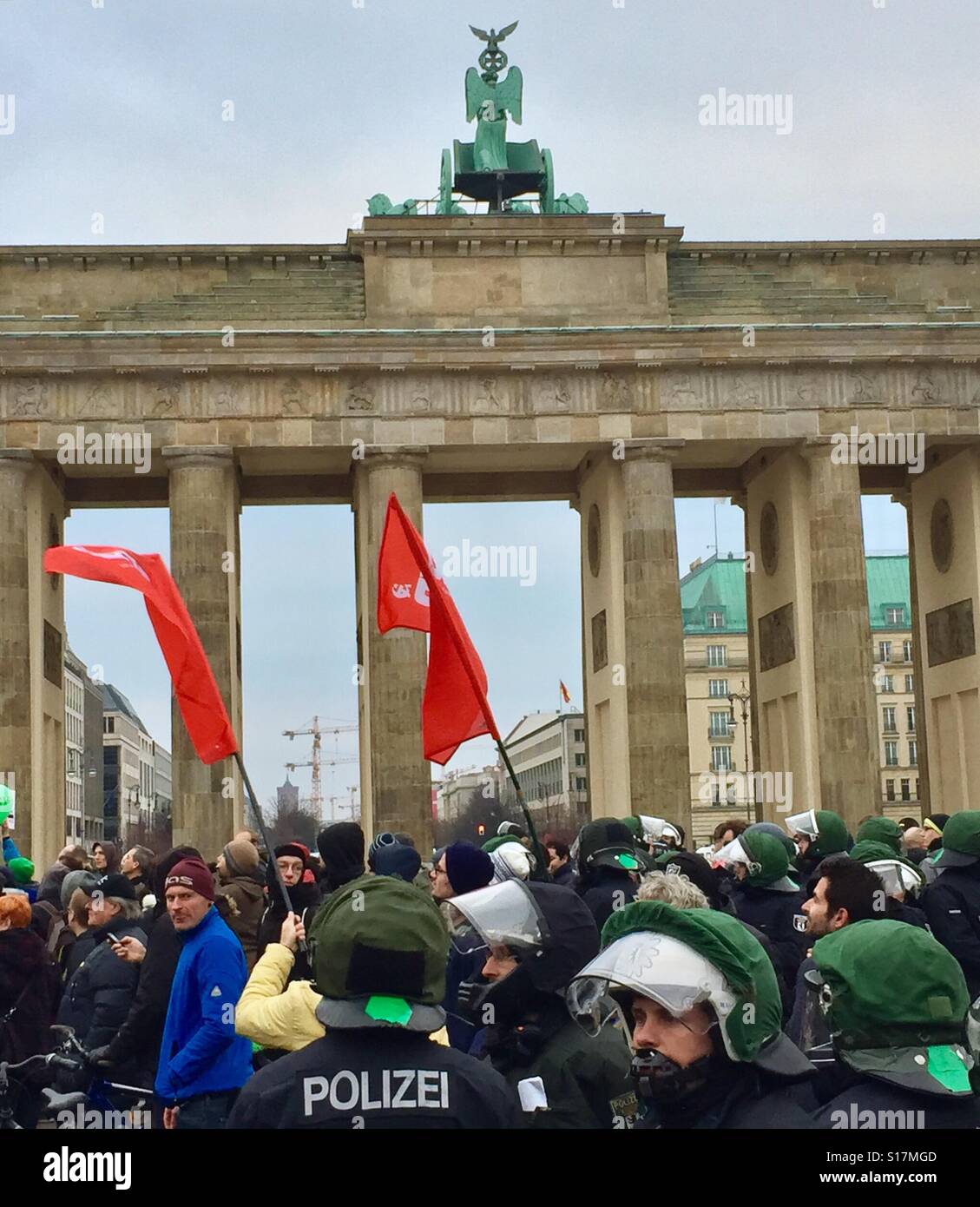 Des manifestations de protestation, à la porte de Brandebourg, Berlin, Allemagne le 13 mars 2016. Banque D'Images