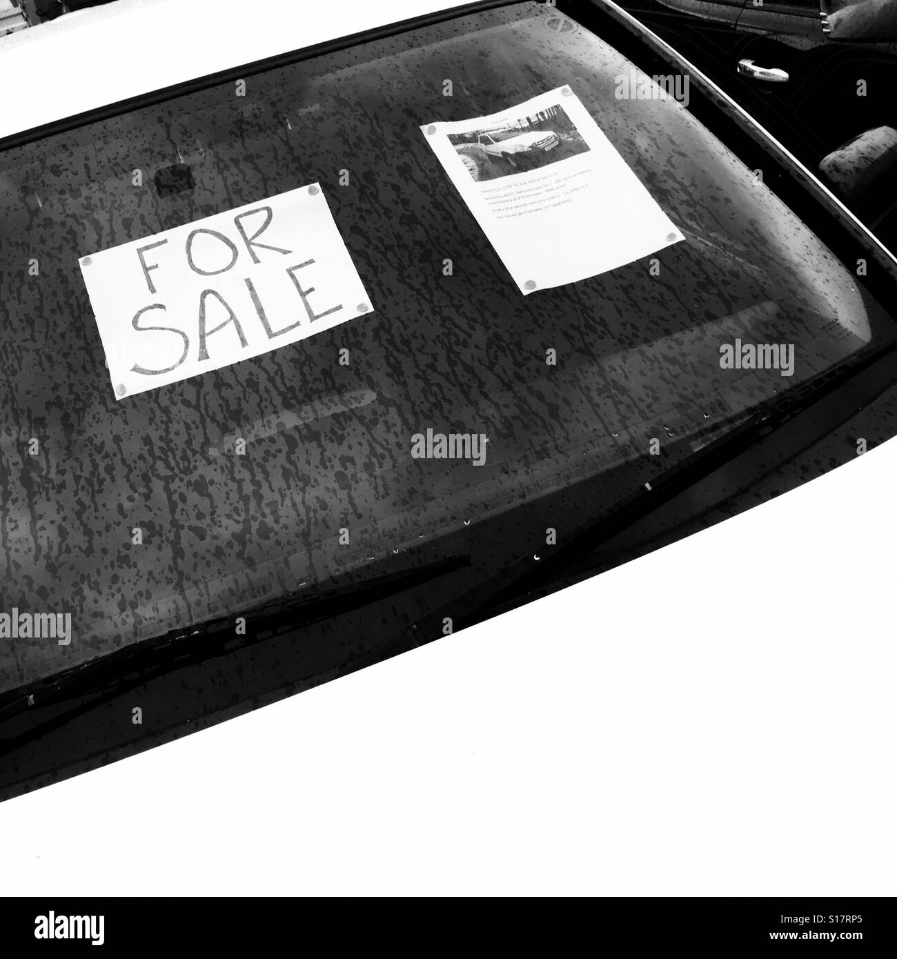 Voiture d'occasion à vendre avec des sign - Image de stock capturée avec un smartphone Voiture d'occasion à vendre avec des sign - Image de stock capturée avec un smartphone