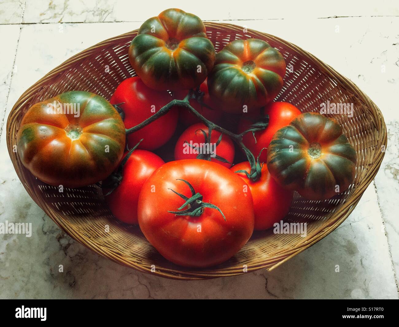 Les différentes variétés de tomates dans un panier Banque D'Images