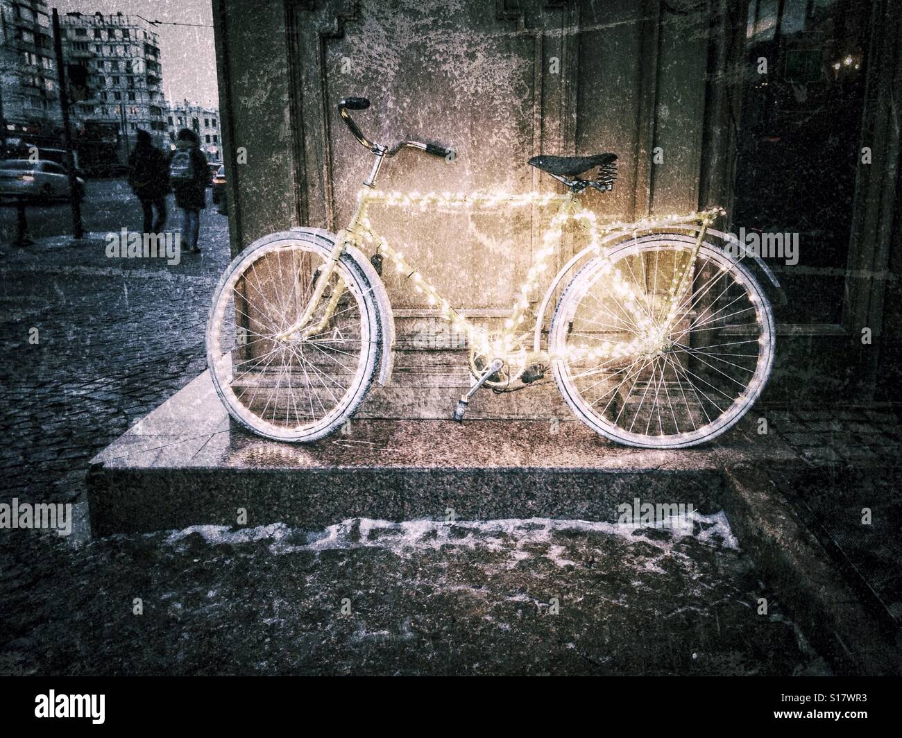 Les lumières de Noël sur un vélo Banque D'Images