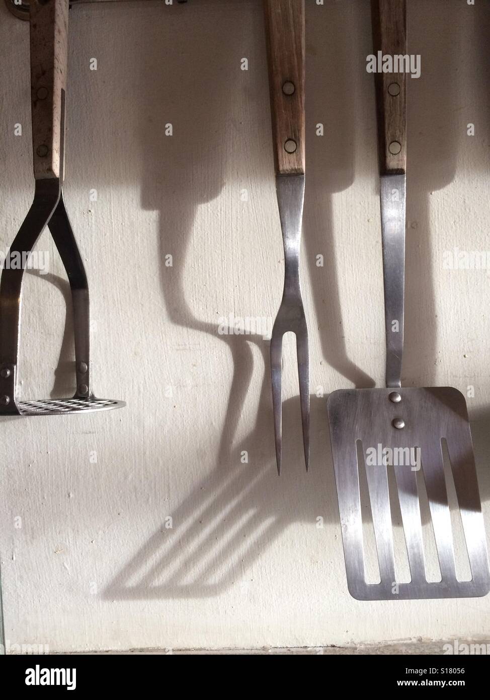 Des ustensiles de hanging off bar Banque D'Images