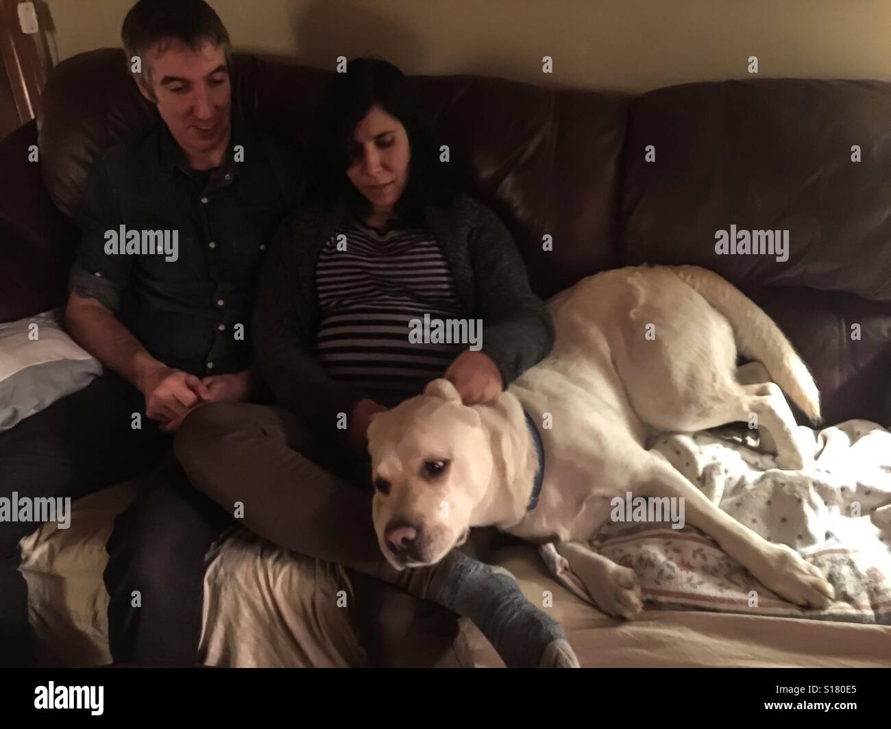 Couple avec un chien - Image de stock capturée avec un smartphone