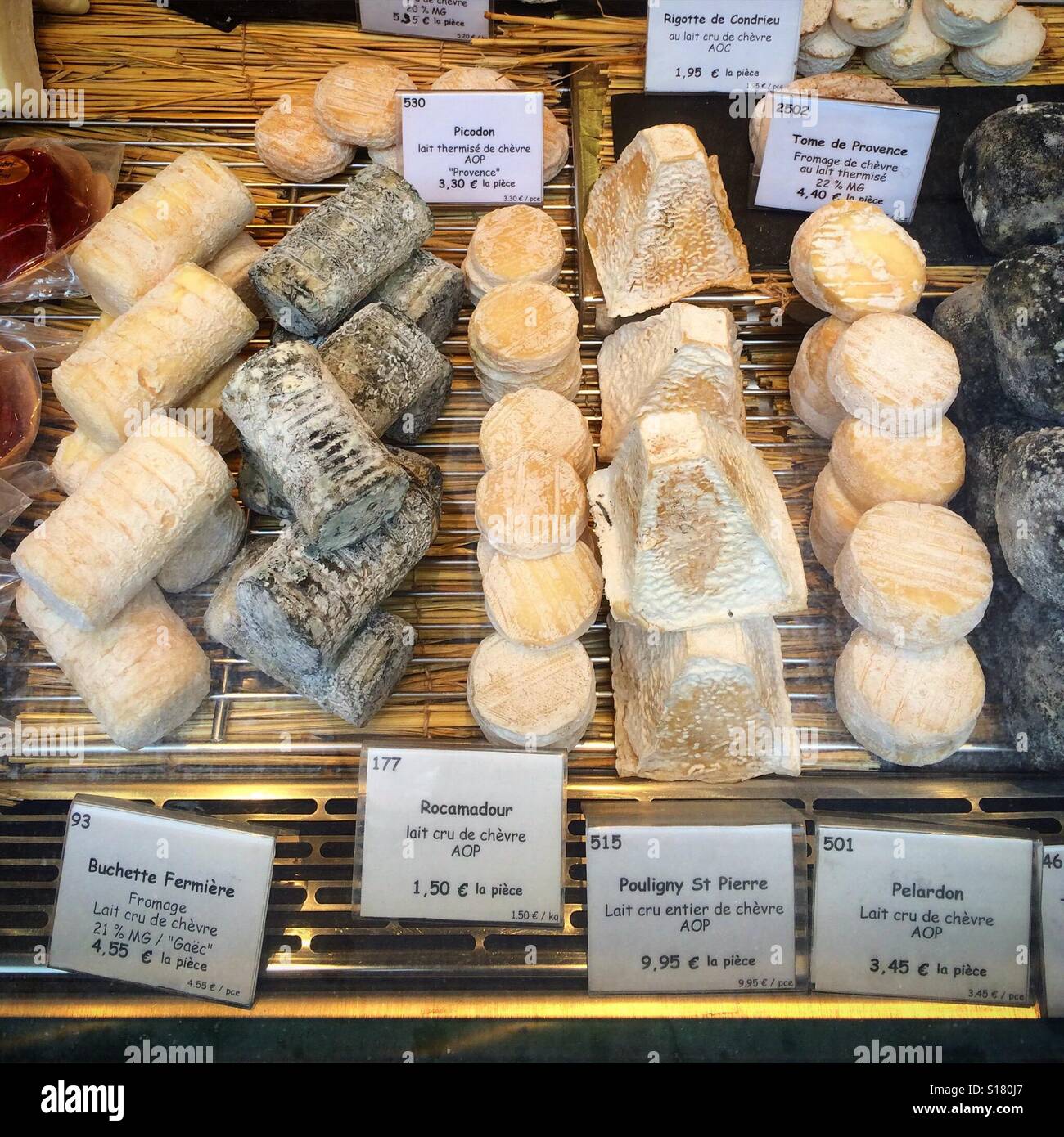 Fromage frais pour la vente au marché français en plein air, Rouen, France Banque D'Images