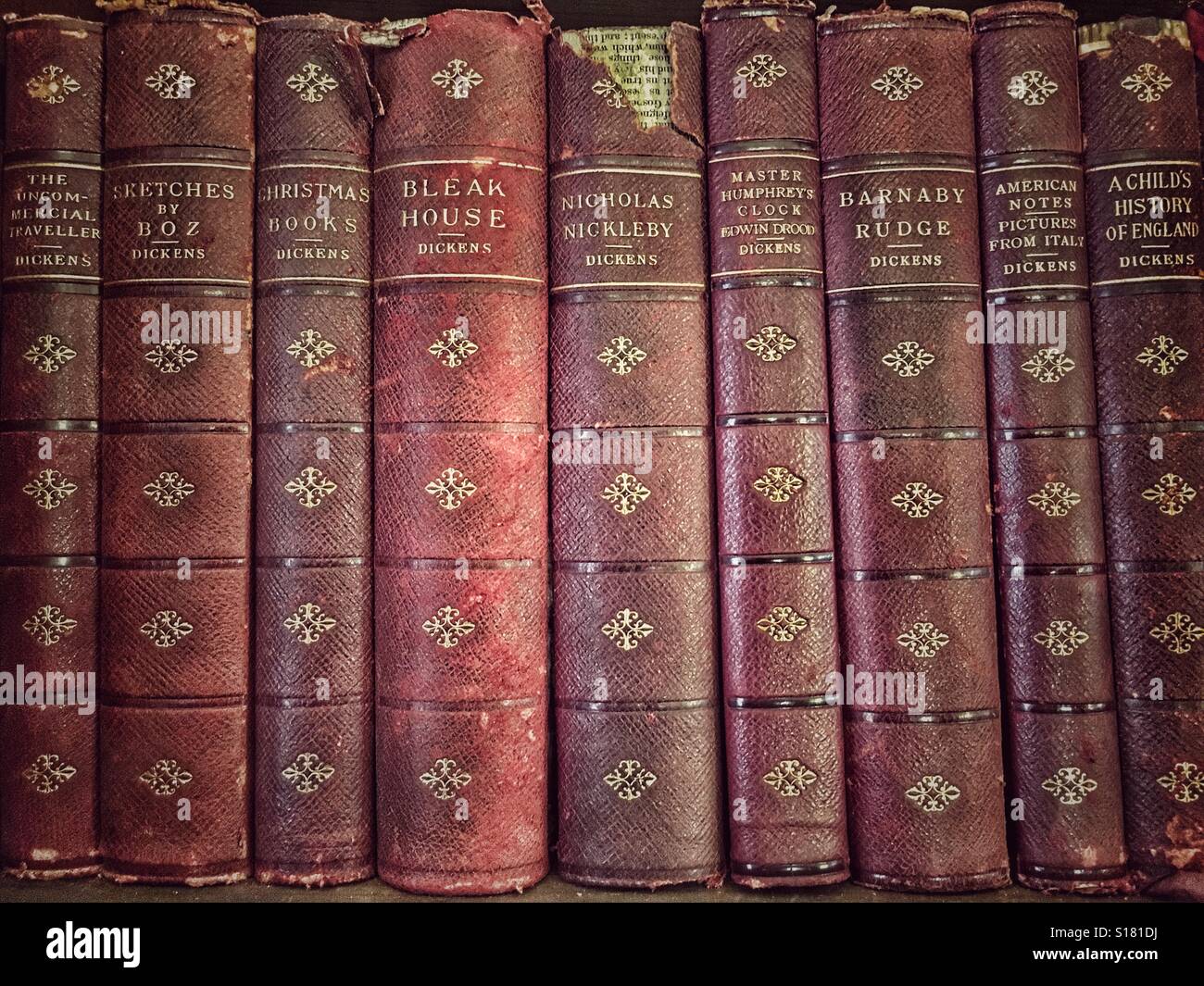 Étagère de livres anciens, par Dickens - Image de stock capturée avec un smartphone